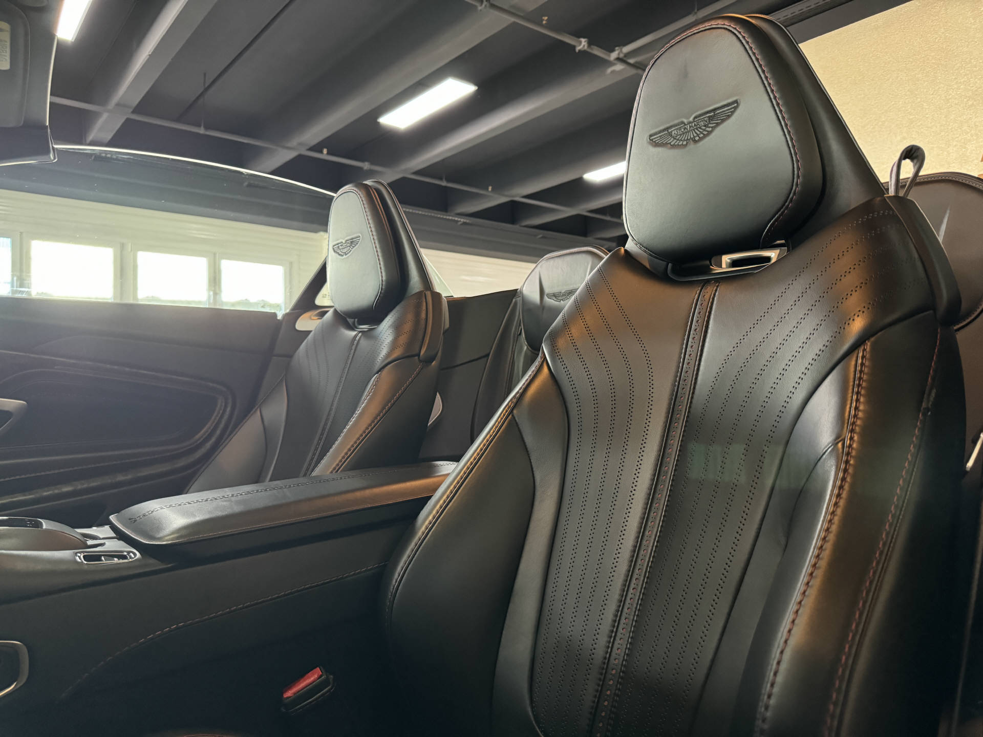 ASTON MARTIN DB11 V8 Volante Touchtronic 3-image-11