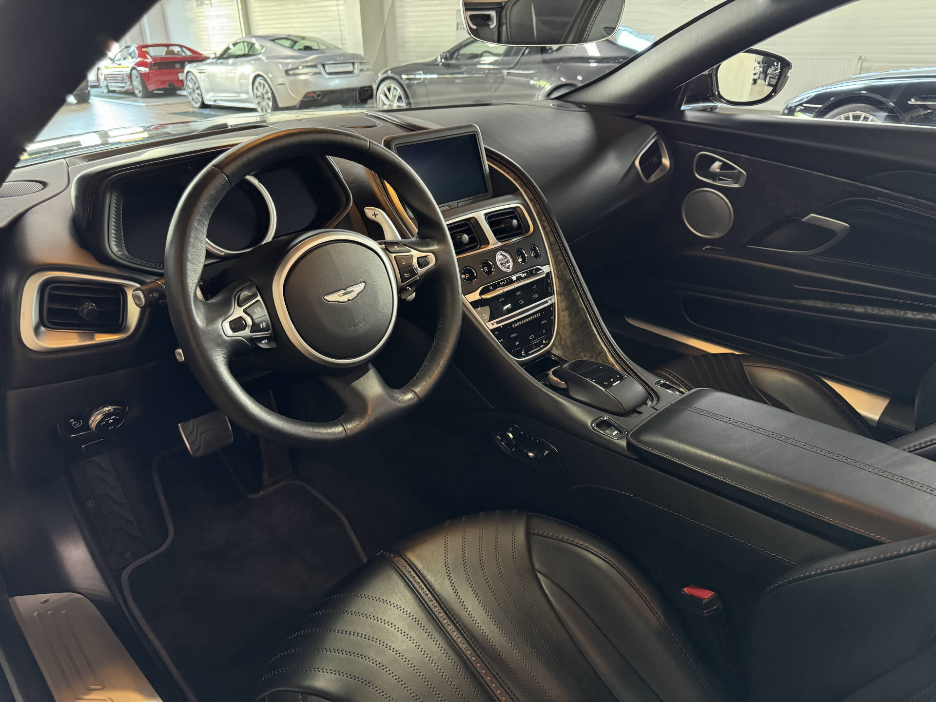 ASTON MARTIN DB11 V8 Volante Touchtronic 3-image-9