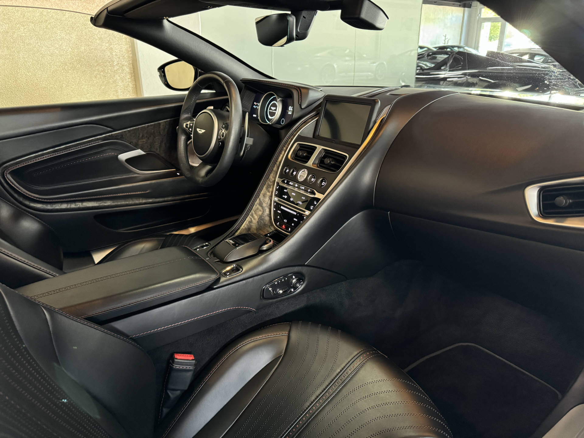 ASTON MARTIN DB11 V8 Volante Touchtronic 3-image-12