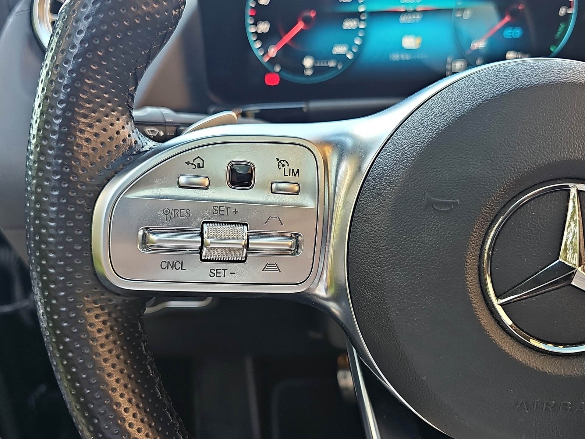 MERCEDES-BENZ GLA 250e AMG Line 8G-DCT-image-16