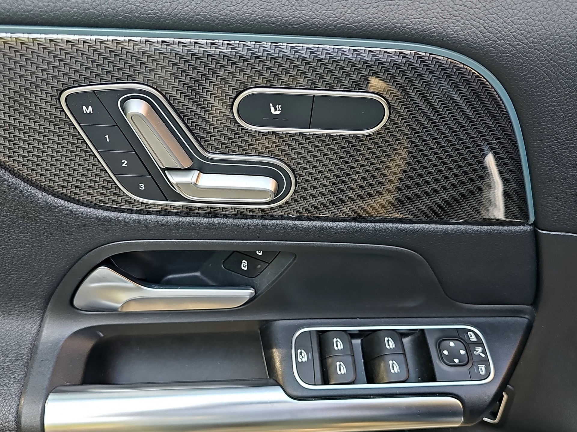 MERCEDES-BENZ GLA 250e AMG Line 8G-DCT-image-25