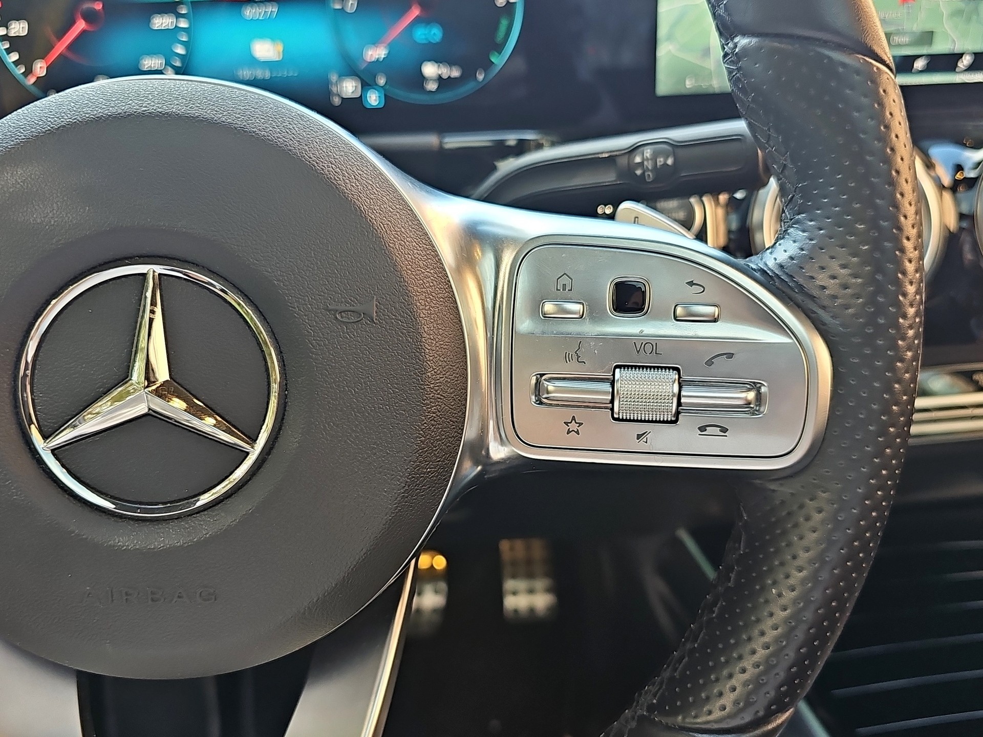 MERCEDES-BENZ GLA 250e AMG Line 8G-DCT-image-17