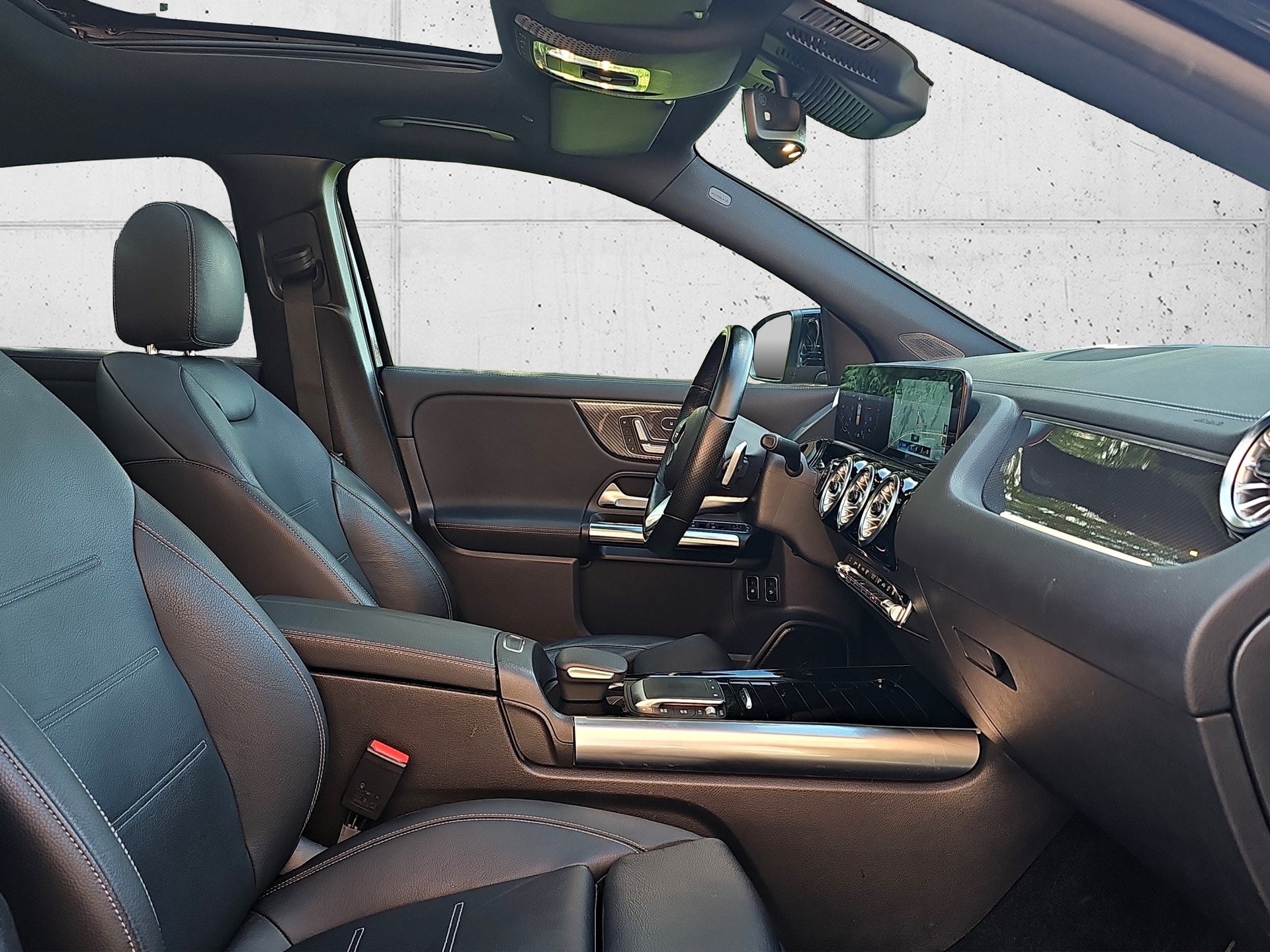 MERCEDES-BENZ GLA 250e AMG Line 8G-DCT-image-22