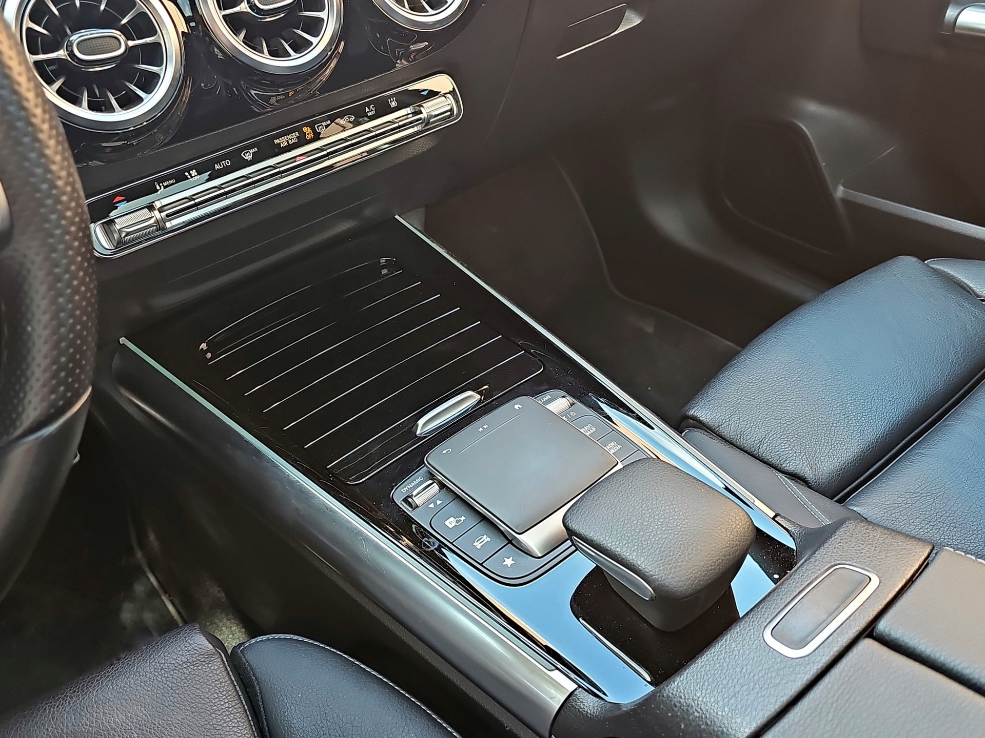 MERCEDES-BENZ GLA 250e AMG Line 8G-DCT-image-21