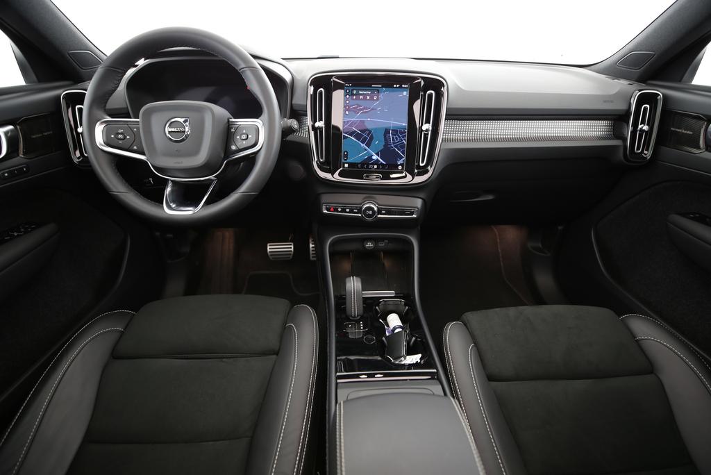 VOLVO XC40 P8 Twin Pro AWD-image-4
