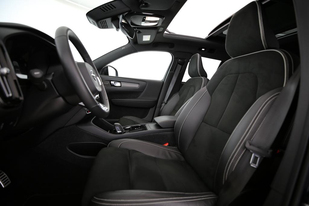 VOLVO XC40 P8 Twin Pro AWD-image-2