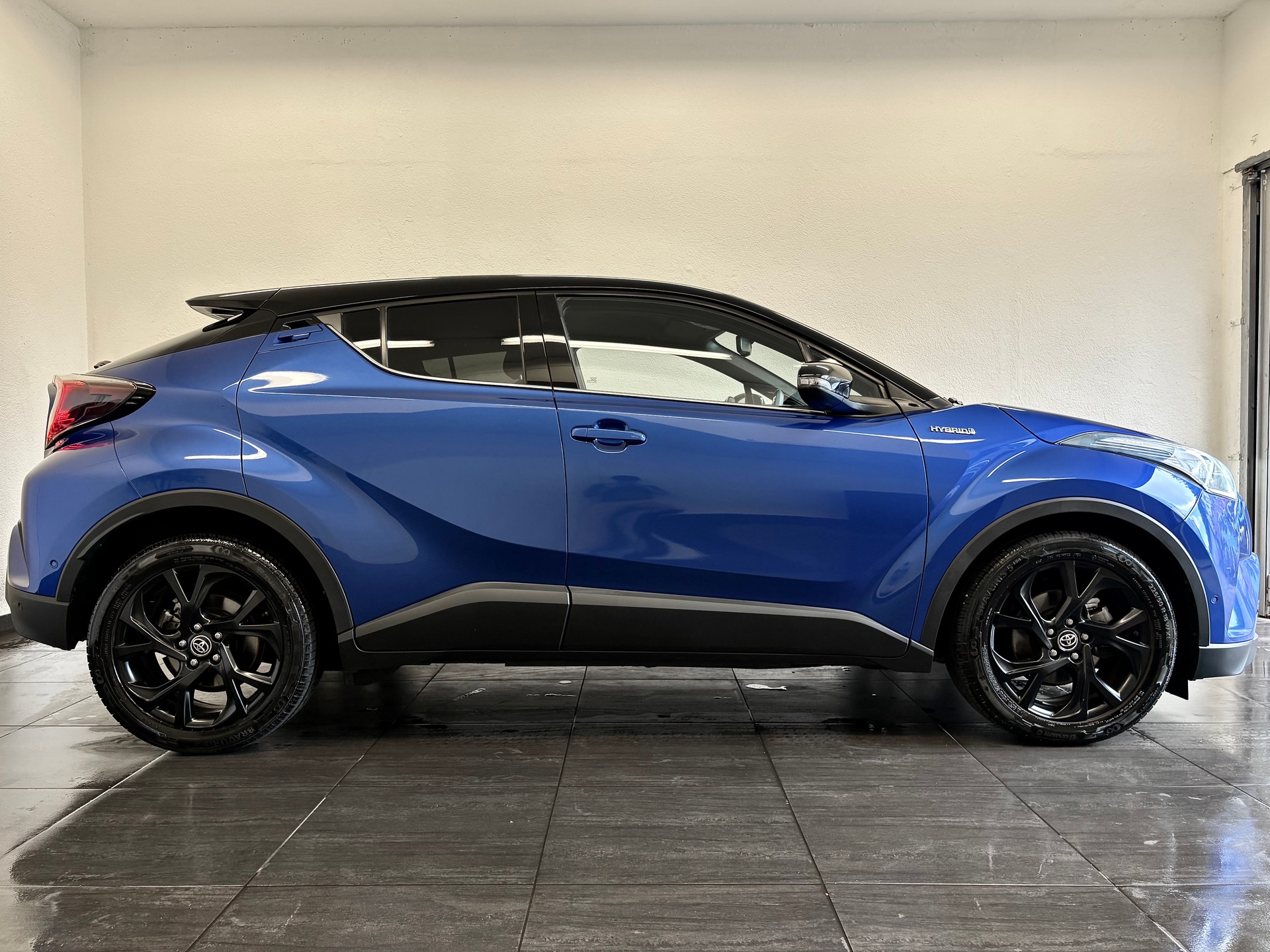 TOYOTA C-HR 1.8 HSD Style CVT-showroom-element-3