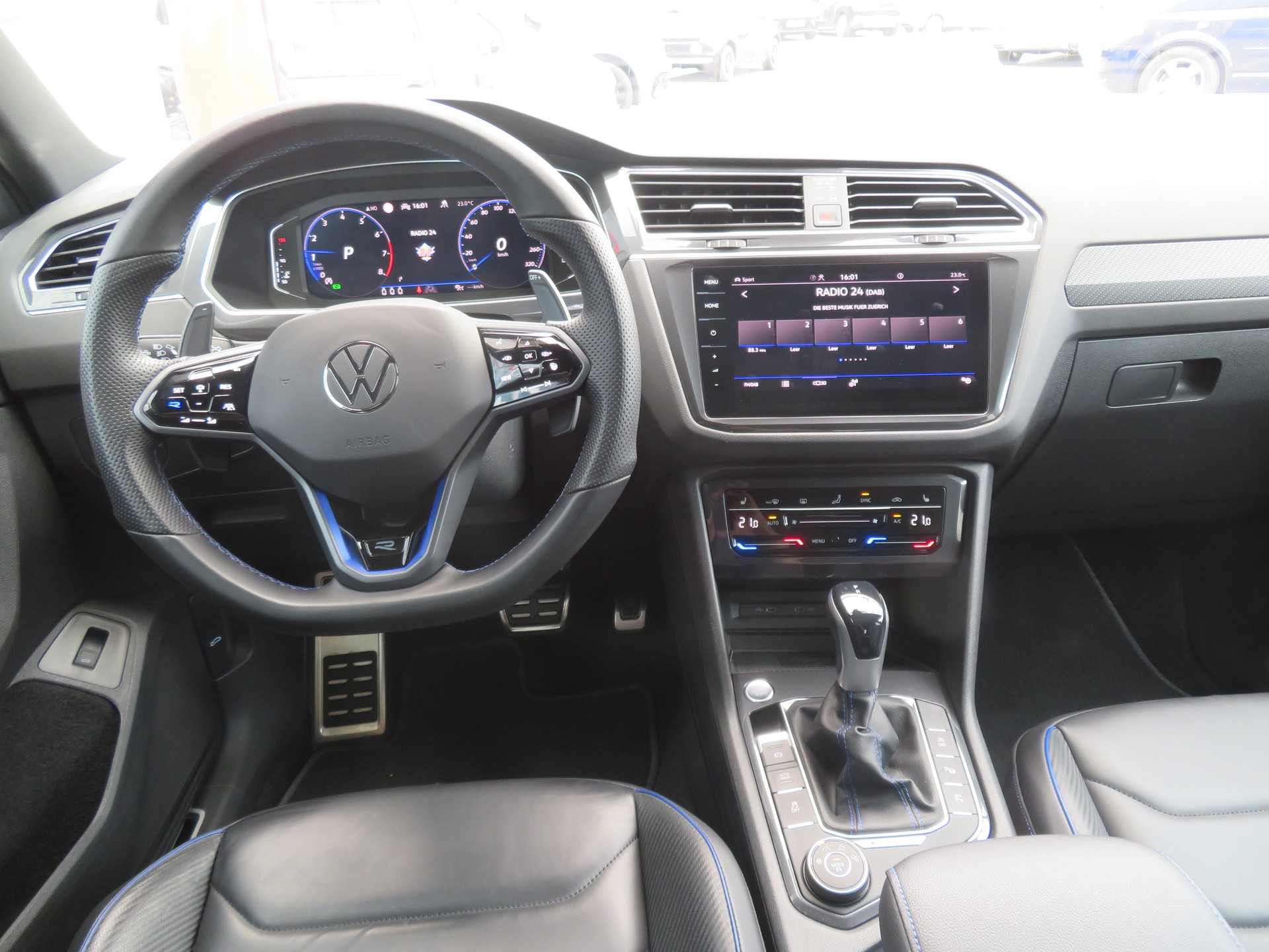 VW Tiguan 2.0TSI R 4Motion DSG-image-4