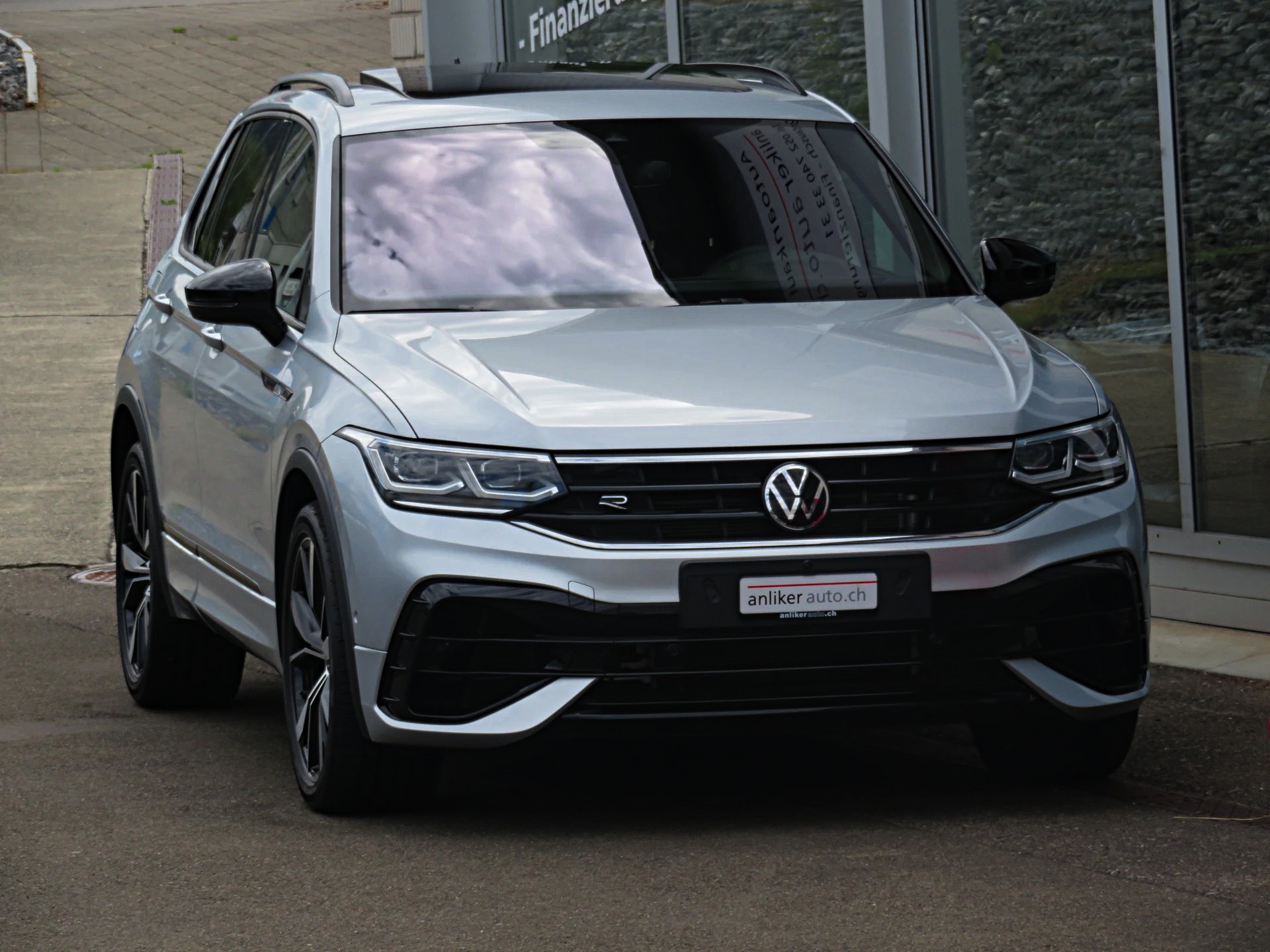 VW Tiguan 2.0TSI R 4Motion DSG-image-1