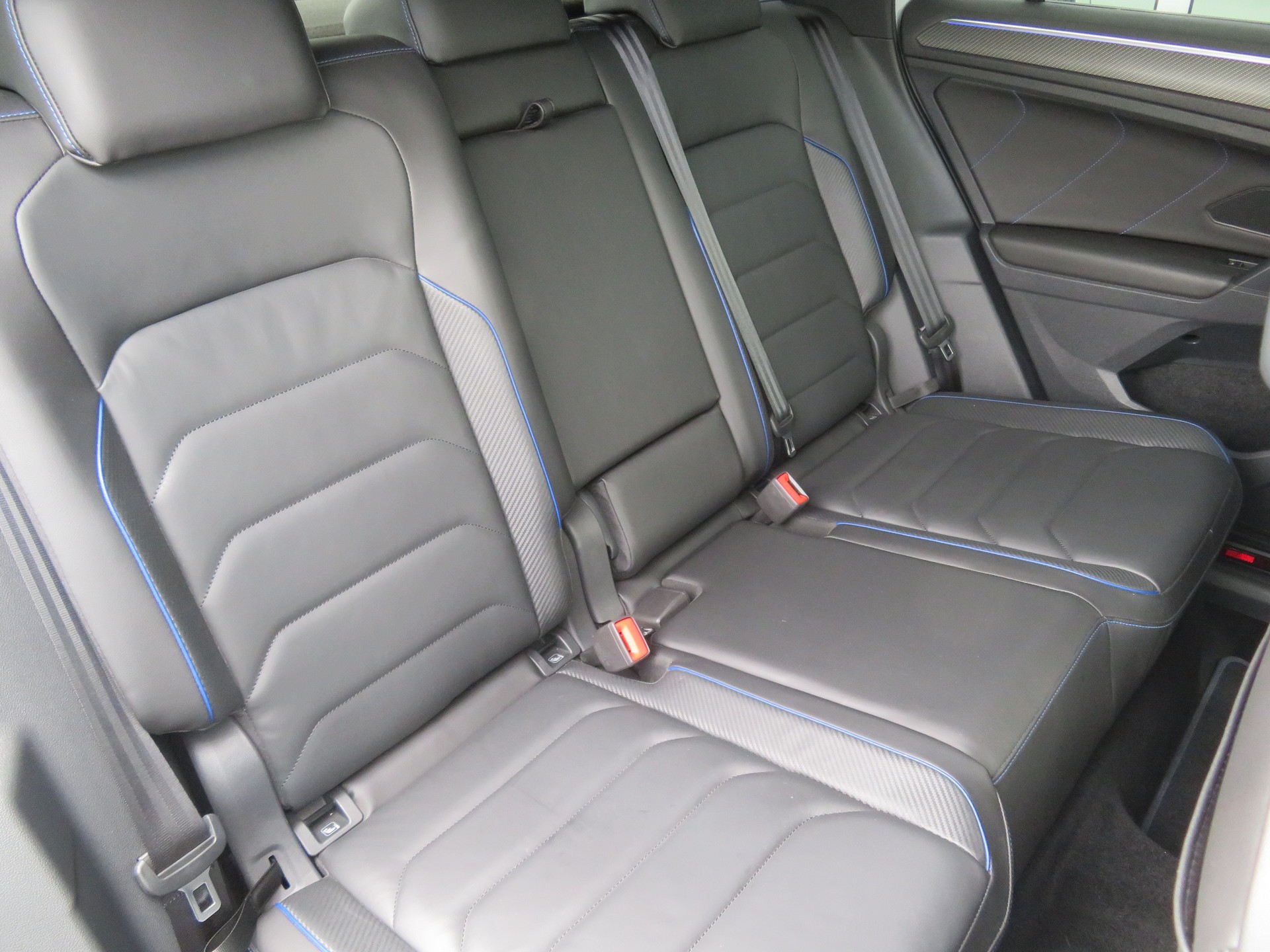 VW Tiguan 2.0TSI R 4Motion DSG-image-14