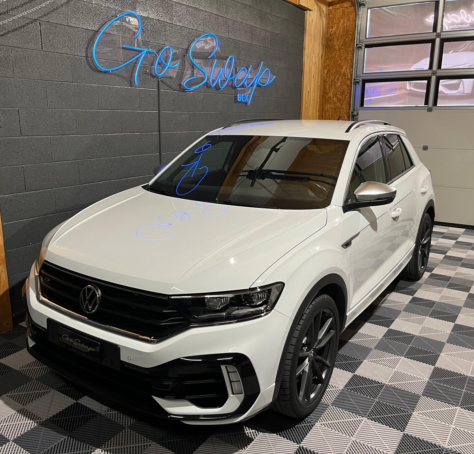 VW T-Roc 2.0 TSI R DSG 4Motion-image-4