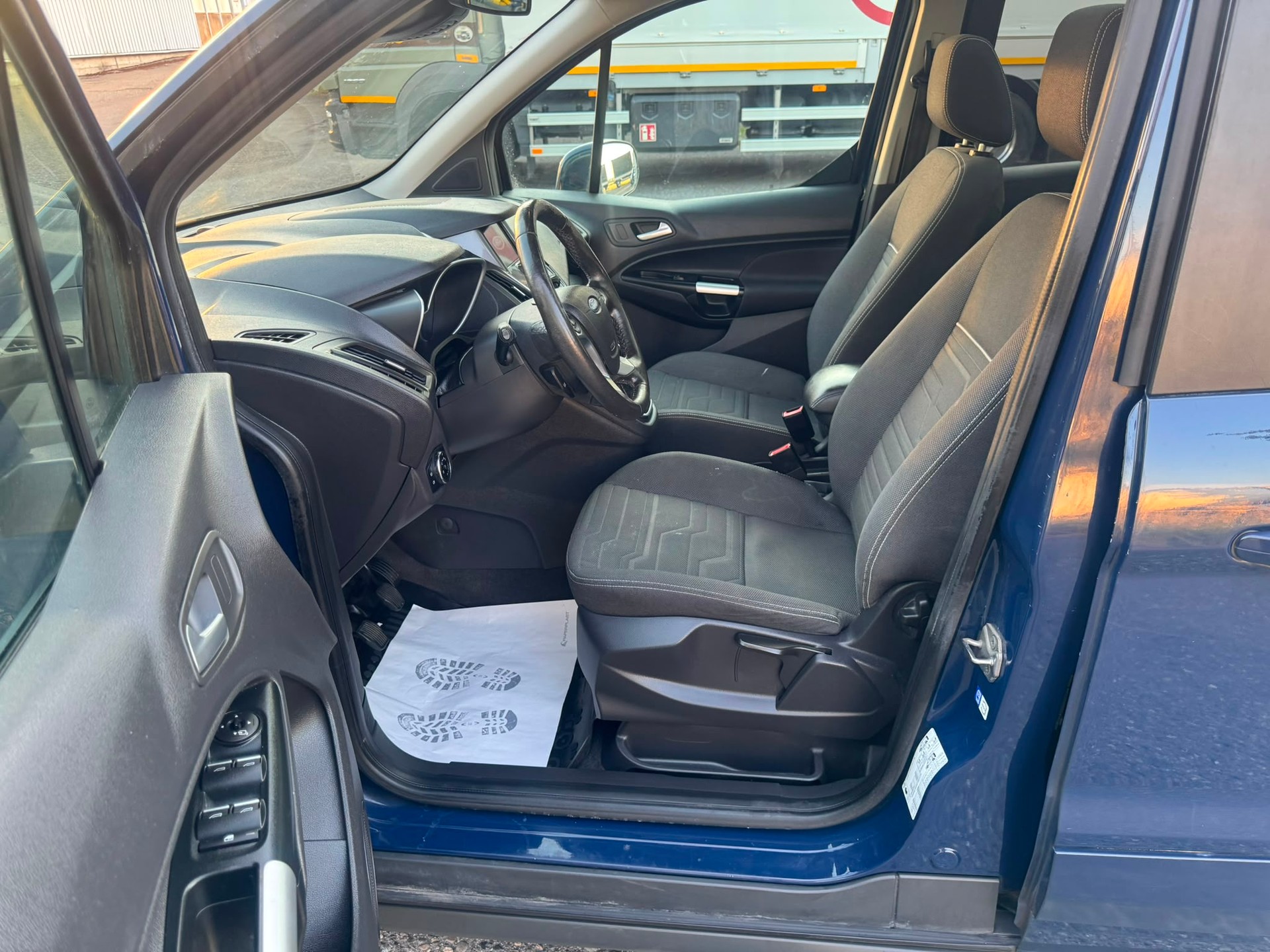 FORD Grand Tourneo Connect 1.5 TDCi Trend-image-9