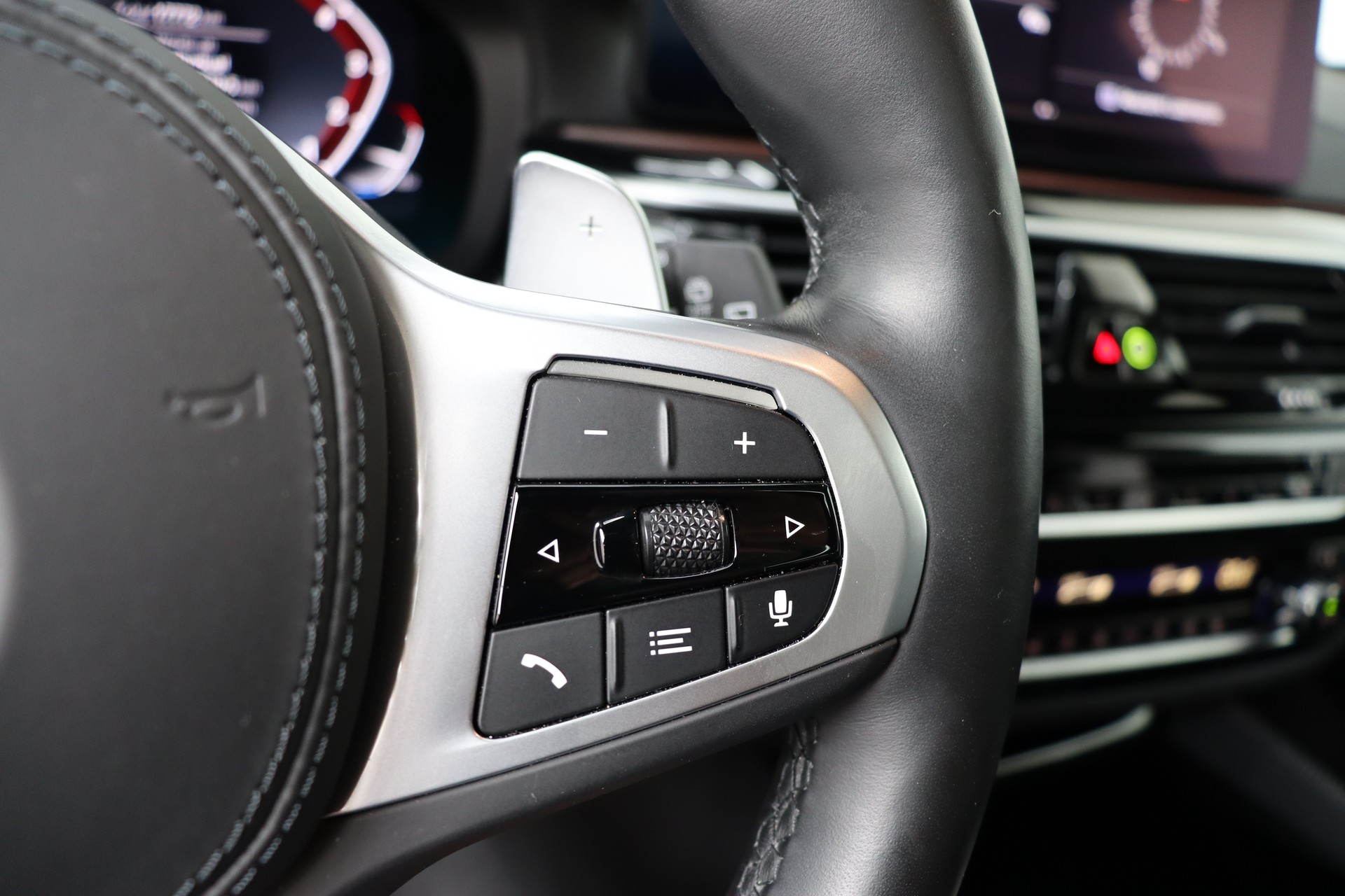 BMW 540i xDrive 48V Touring Pure M Sport Steptronic-image-22