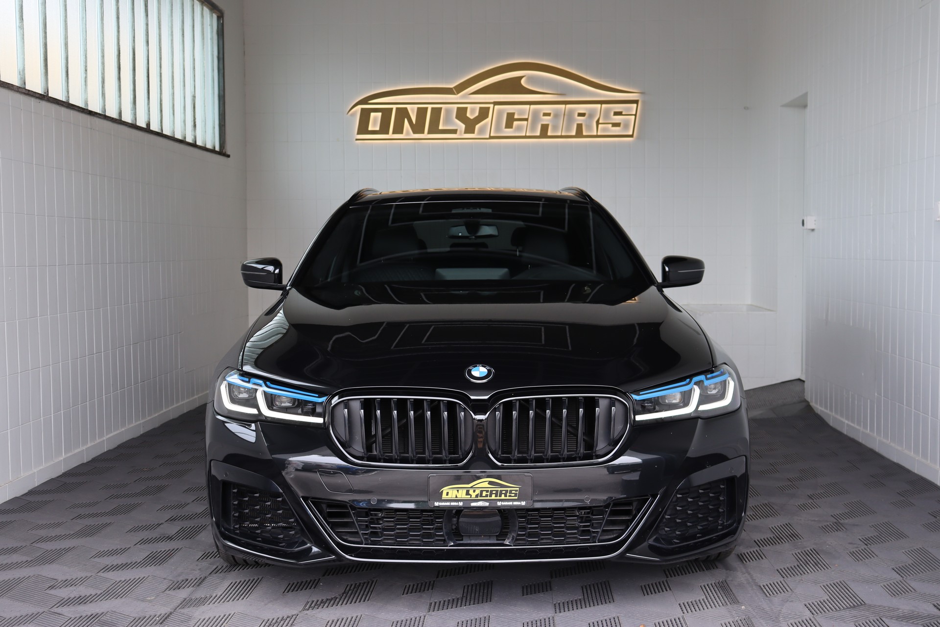 BMW 540i xDrive 48V Touring Pure M Sport Steptronic-image-1