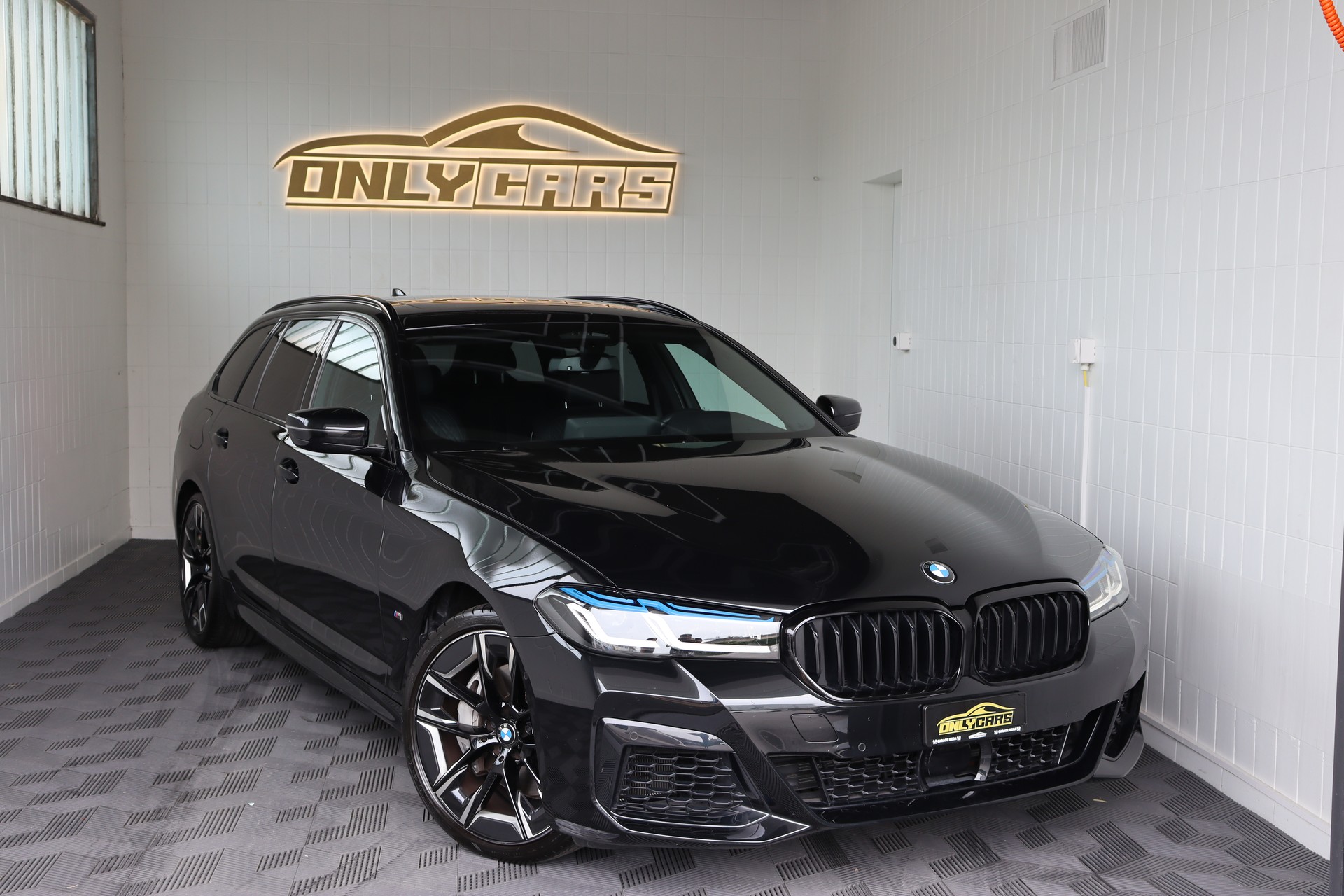 BMW 540i xDrive 48V Touring Pure M Sport Steptronic-image-0