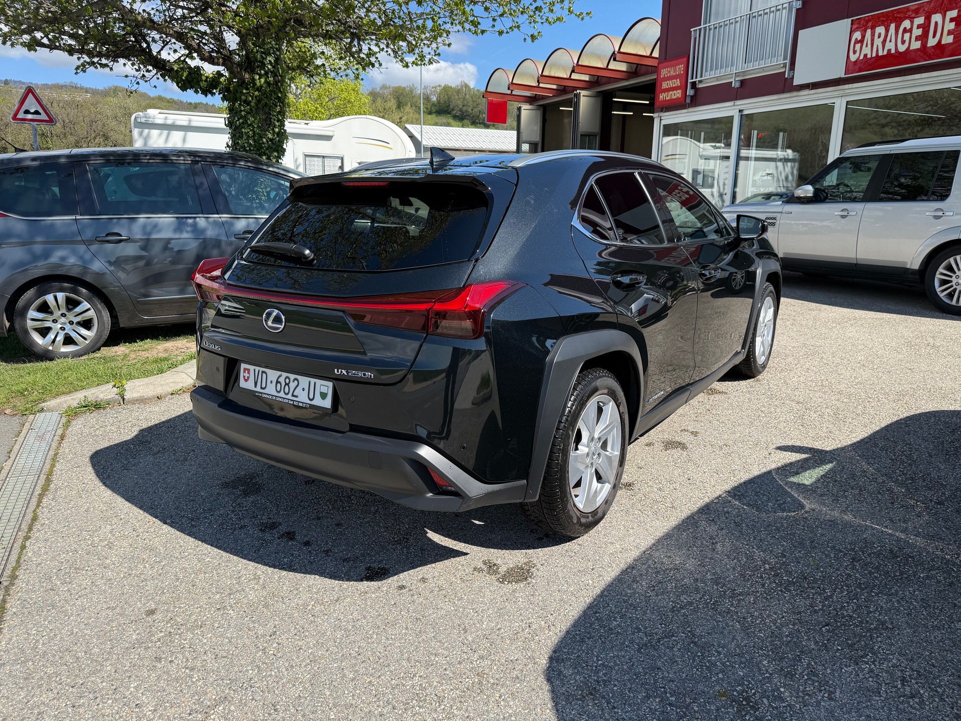 LEXUS UX 250h Launch Edition Excellence AWD Automatic-image-2