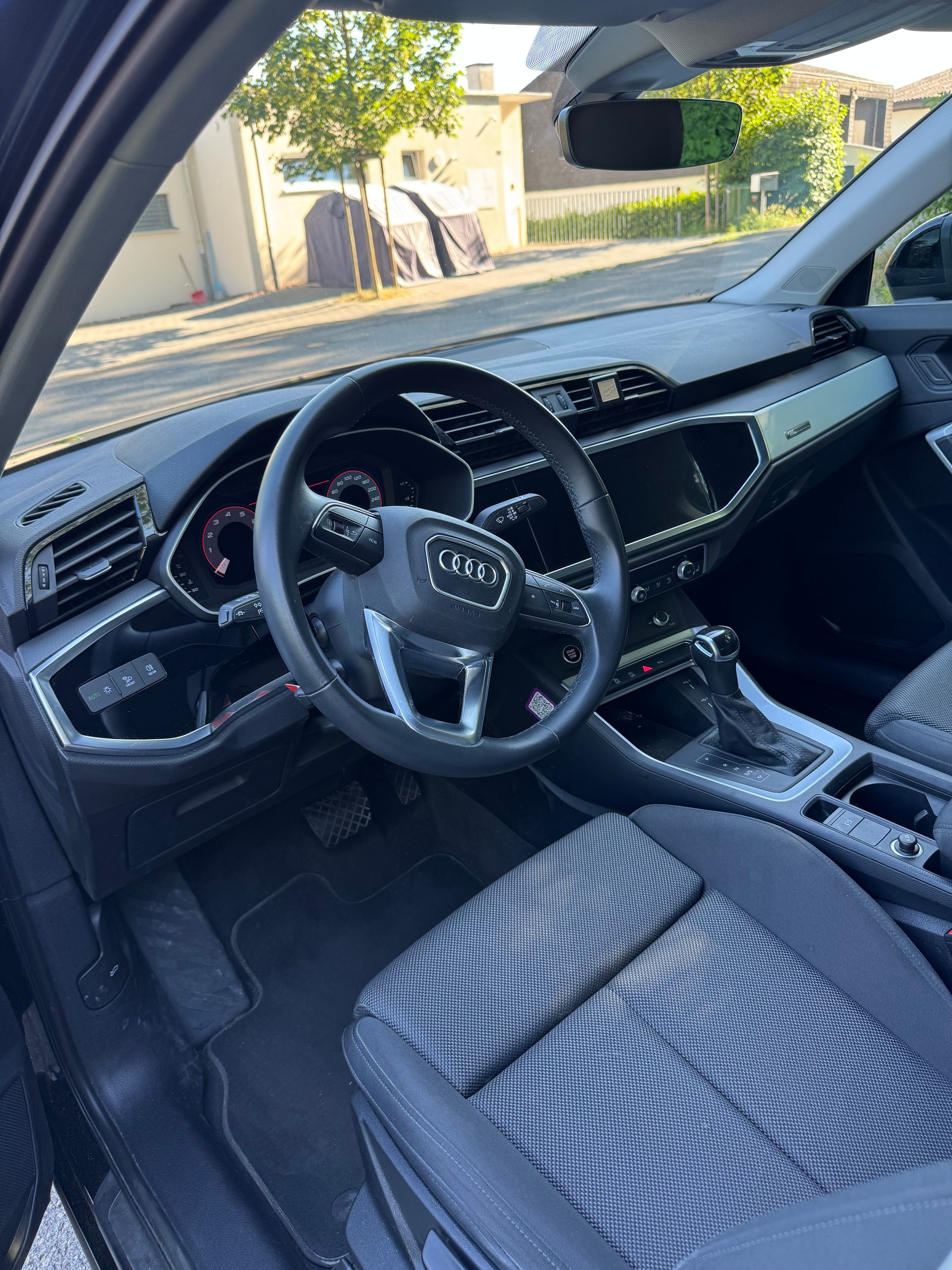 AUDI Q3 35 TFSI Attraction-image-5