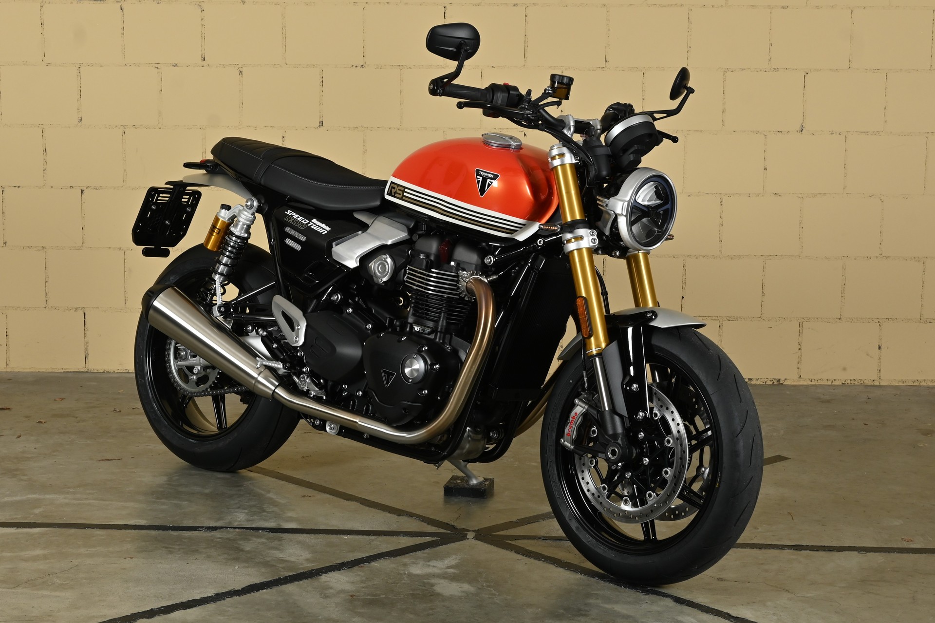 TRIUMPH Speed Twin 1200 RS-showroom-element-1