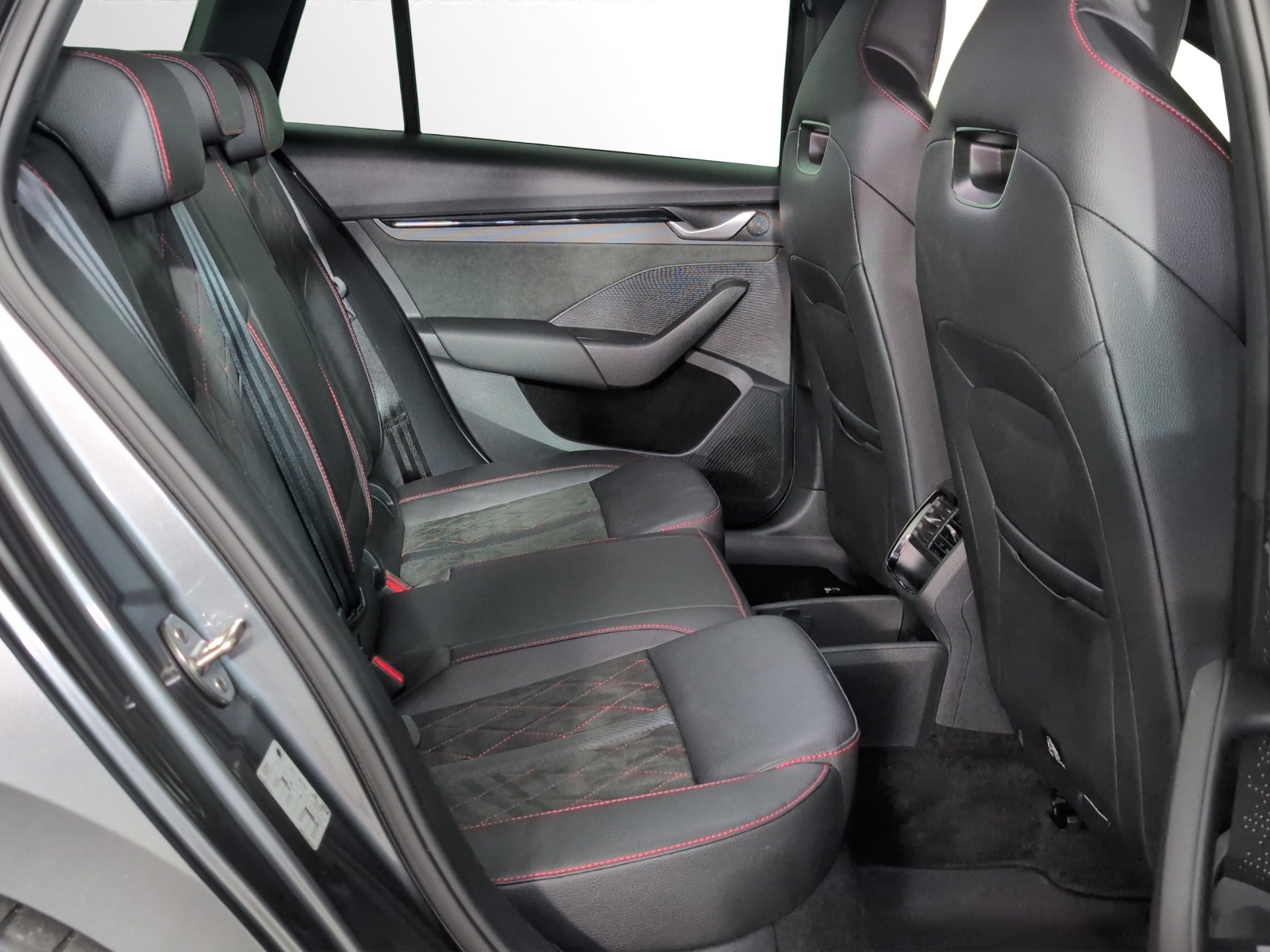 SKODA Octavia Combi 2.0 TSI DSG RS-image-8