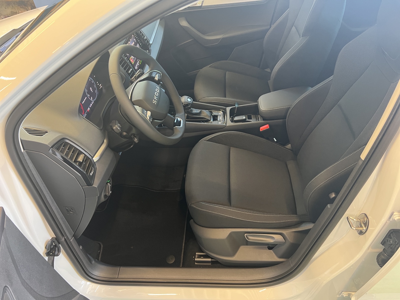 SKODA Karoq 2.0 TDI CR Selection 4x4 DSG-image-5