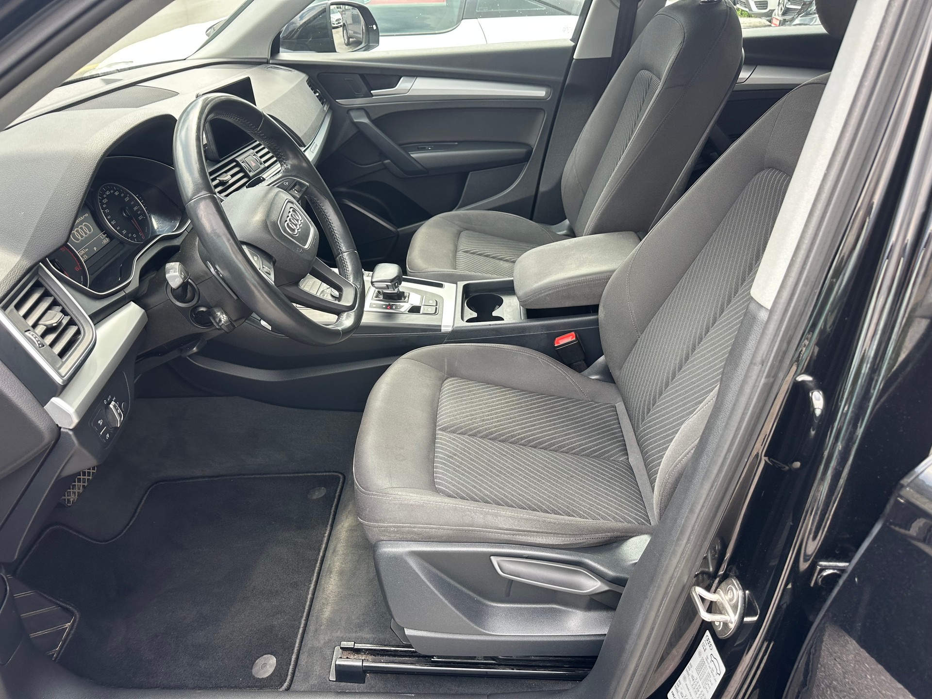 AUDI Q5 35 TDI quattro S-tronic-image-8