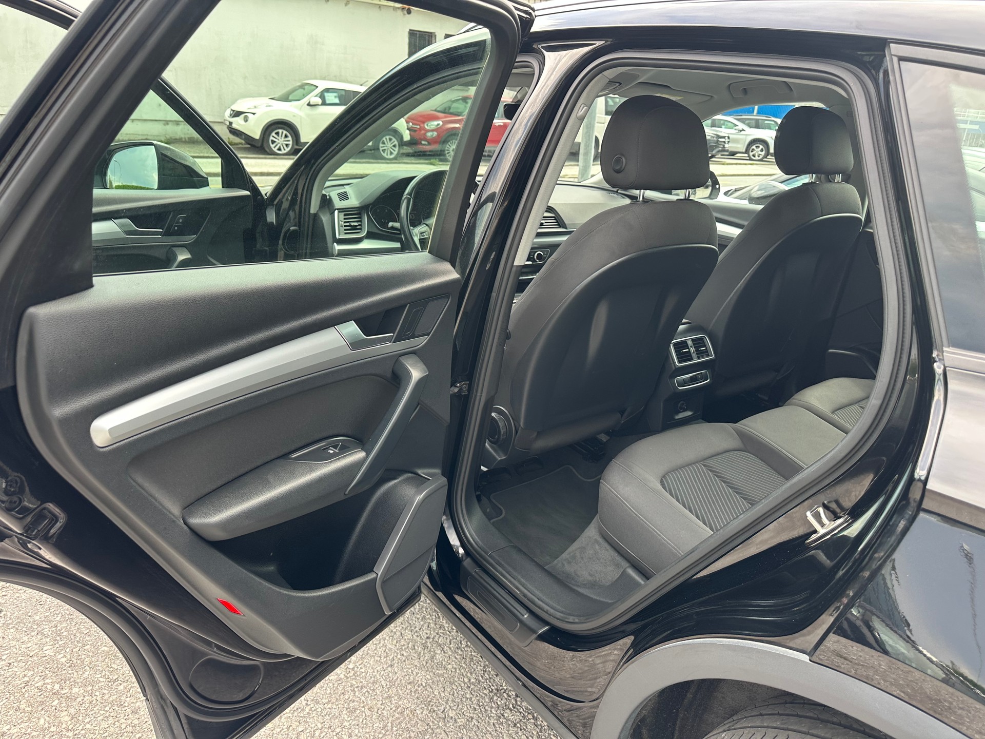 AUDI Q5 35 TDI quattro S-tronic-image-9