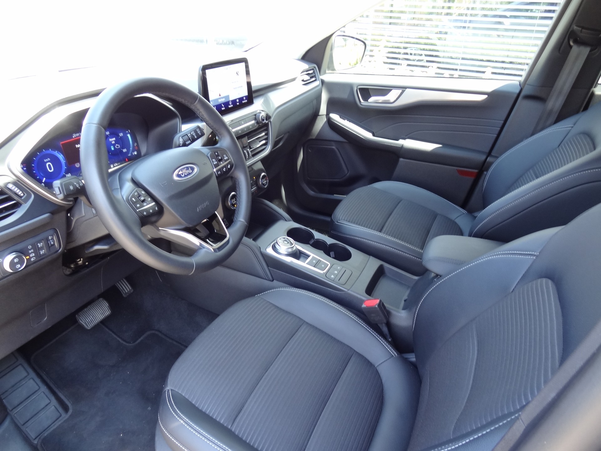 FORD Kuga 2.5 FHEV Titanium 4WD-image-4