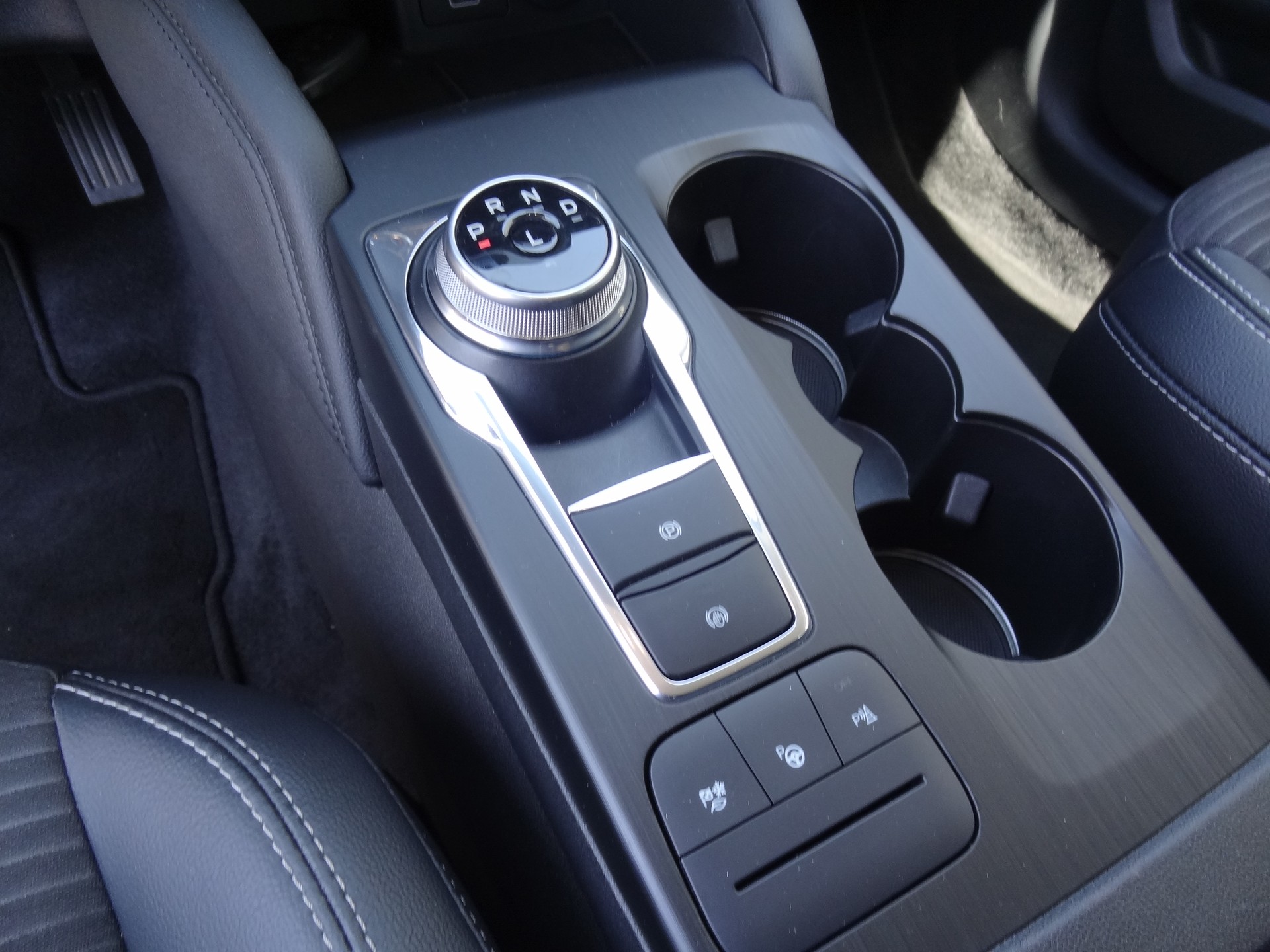 FORD Kuga 2.5 FHEV Titanium 4WD-image-11