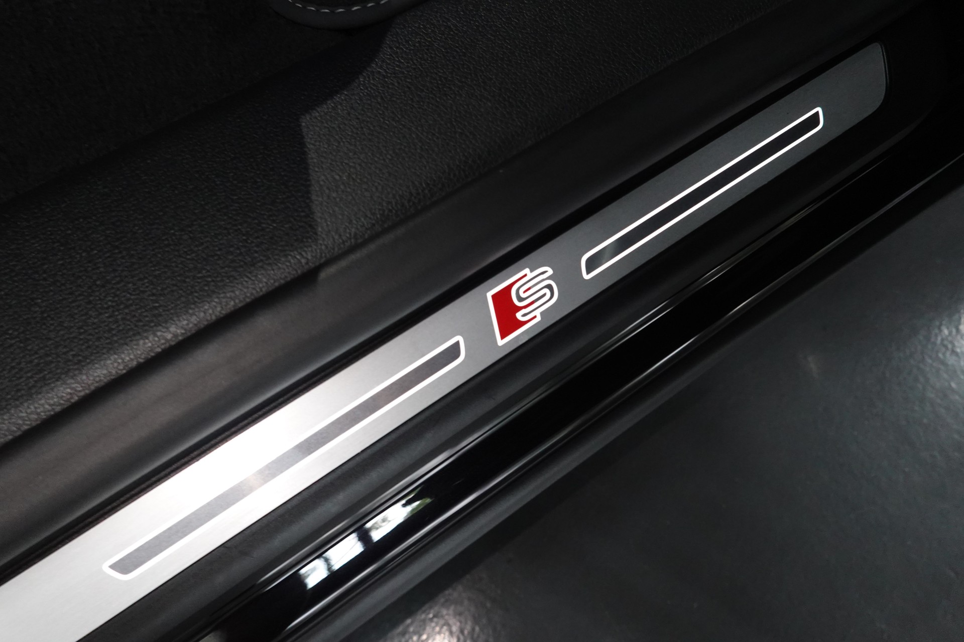 AUDI Q8 50 TDI QUATTRO TIPTRONIC FULL CH-FZ BLACK 23"SANSAR-image-55