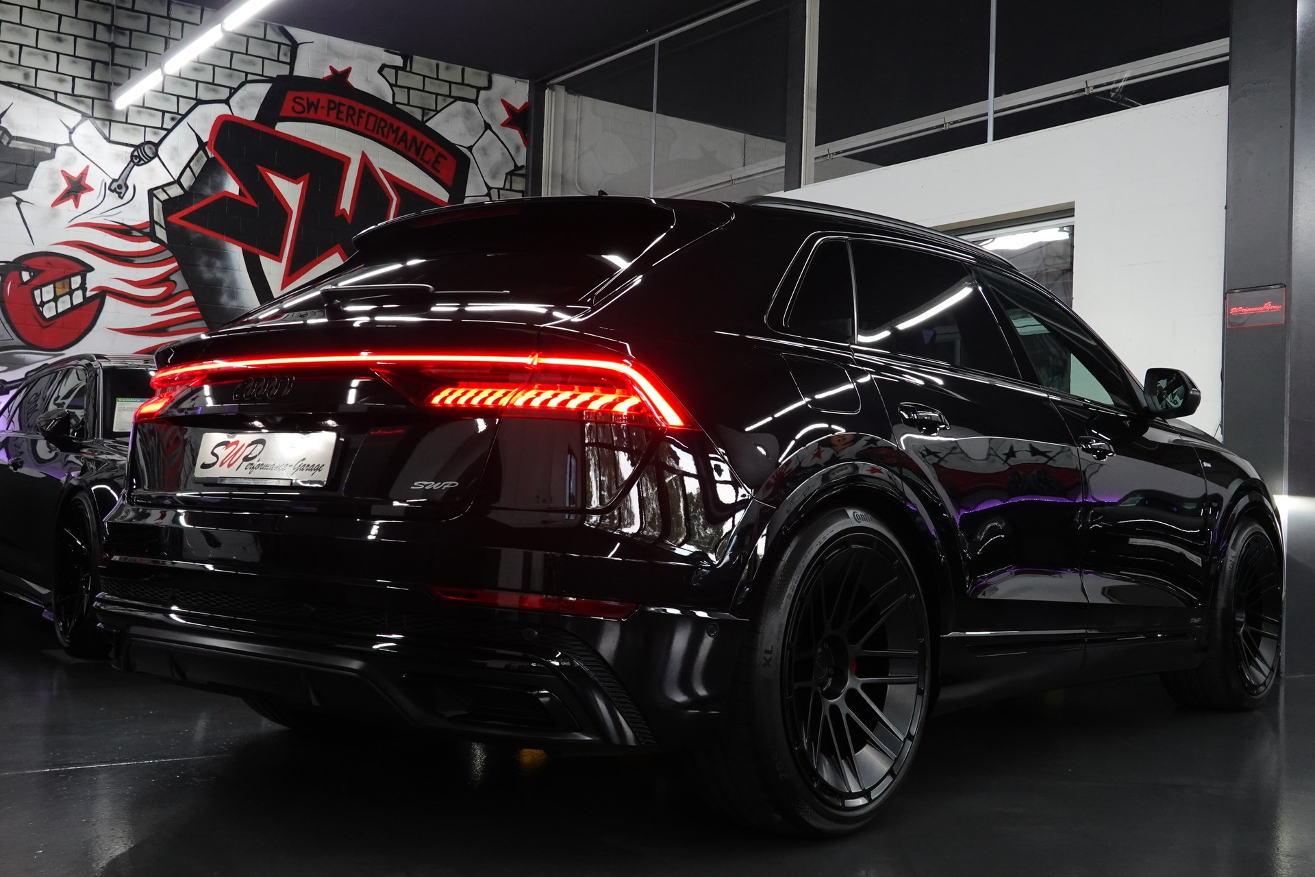 AUDI Q8 50 TDI QUATTRO TIPTRONIC FULL CH-FZ BLACK 23"SANSAR-image-24