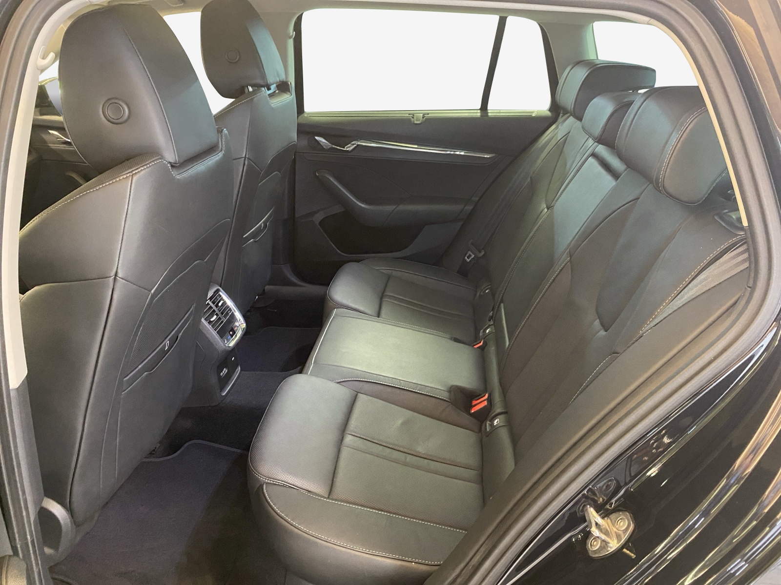 SKODA Octavia Combi 2.0 TDI DSG Style-image-11