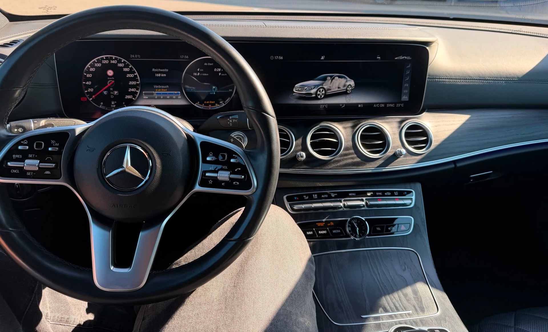 MERCEDES-BENZ E 220 d 4Matic-image-3