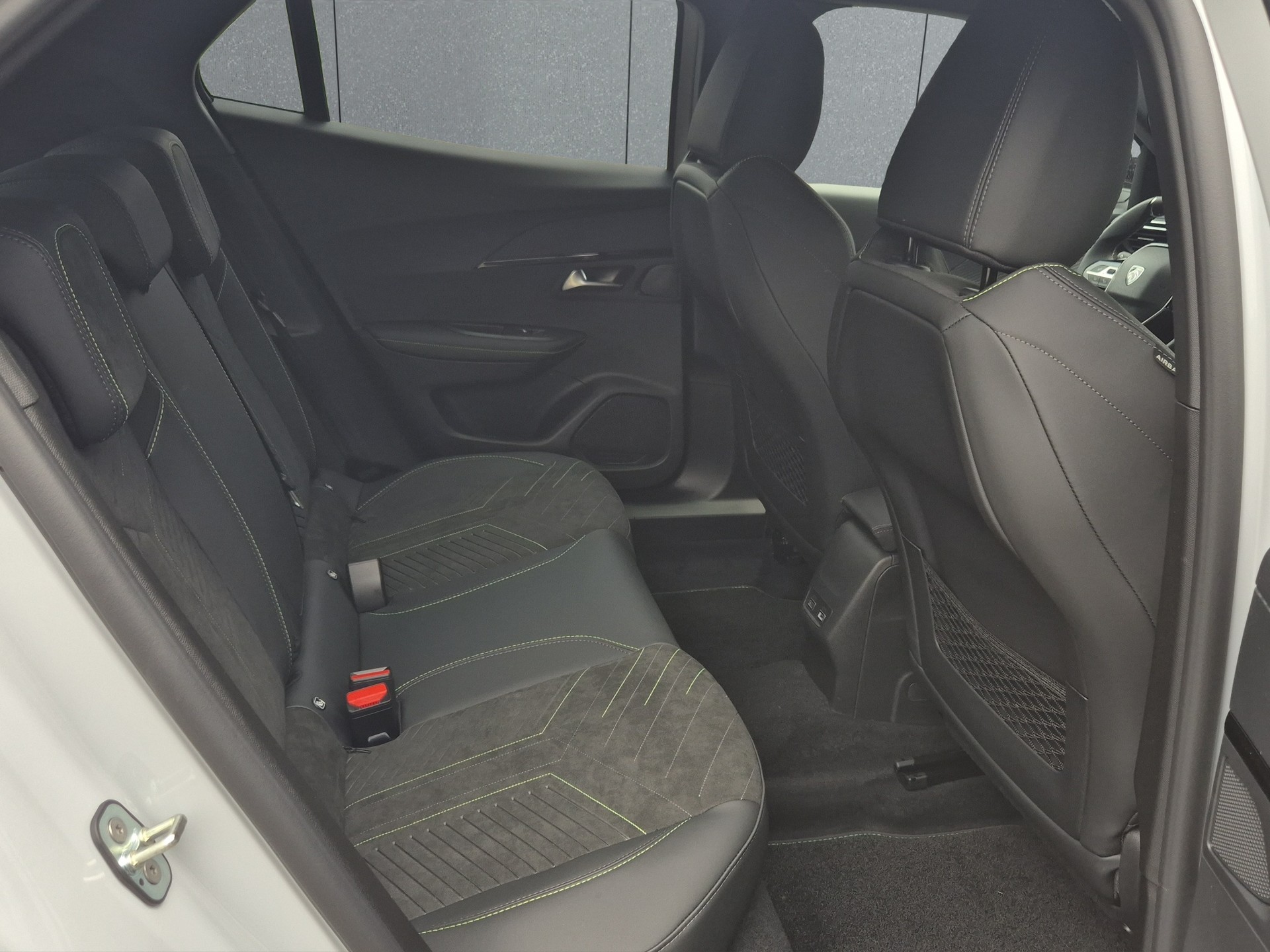 PEUGEOT 2008 1.2 Hybrid 145 GT Exclusive-image-15