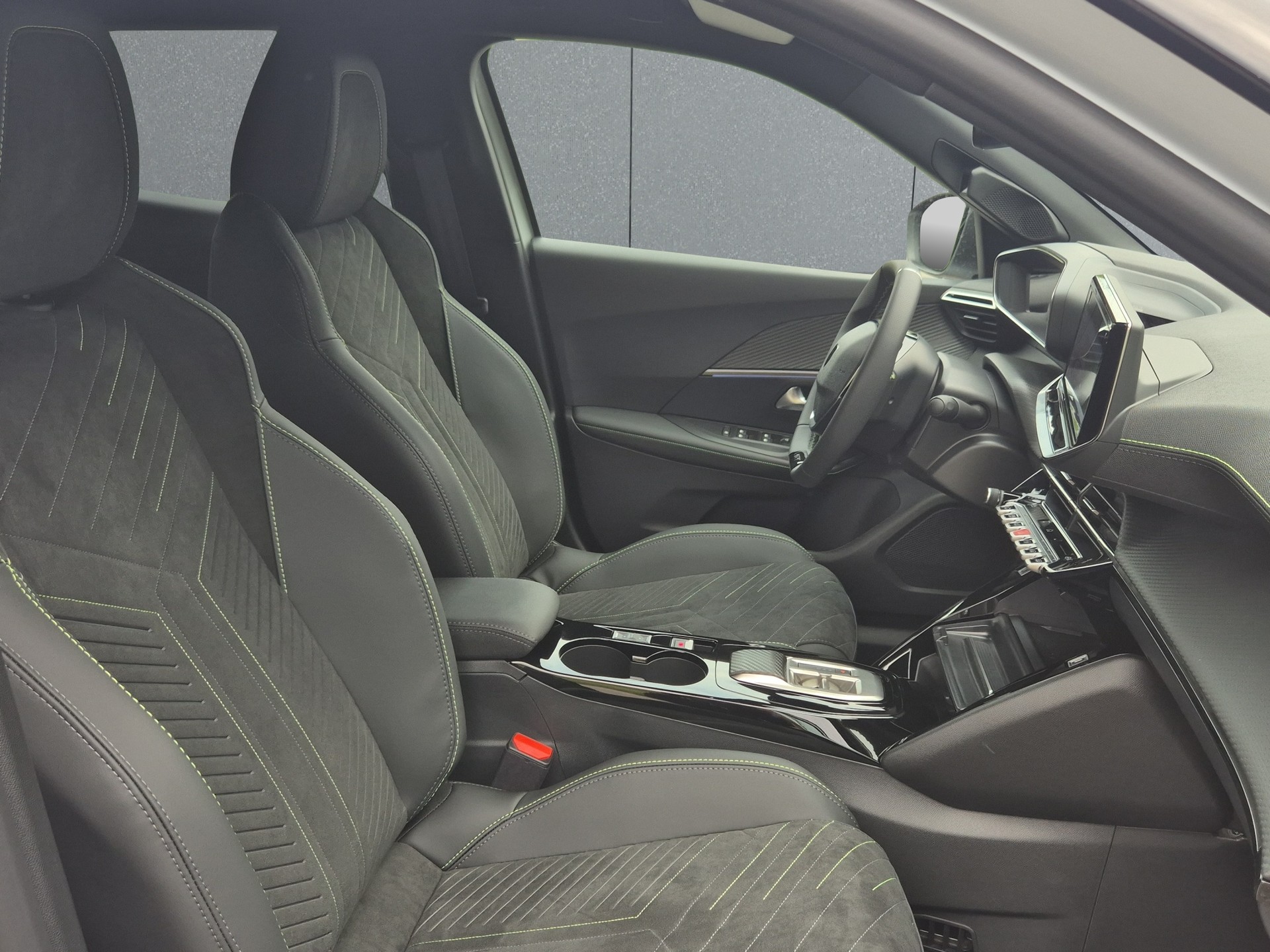 PEUGEOT 2008 1.2 Hybrid 145 GT Exclusive-image-19