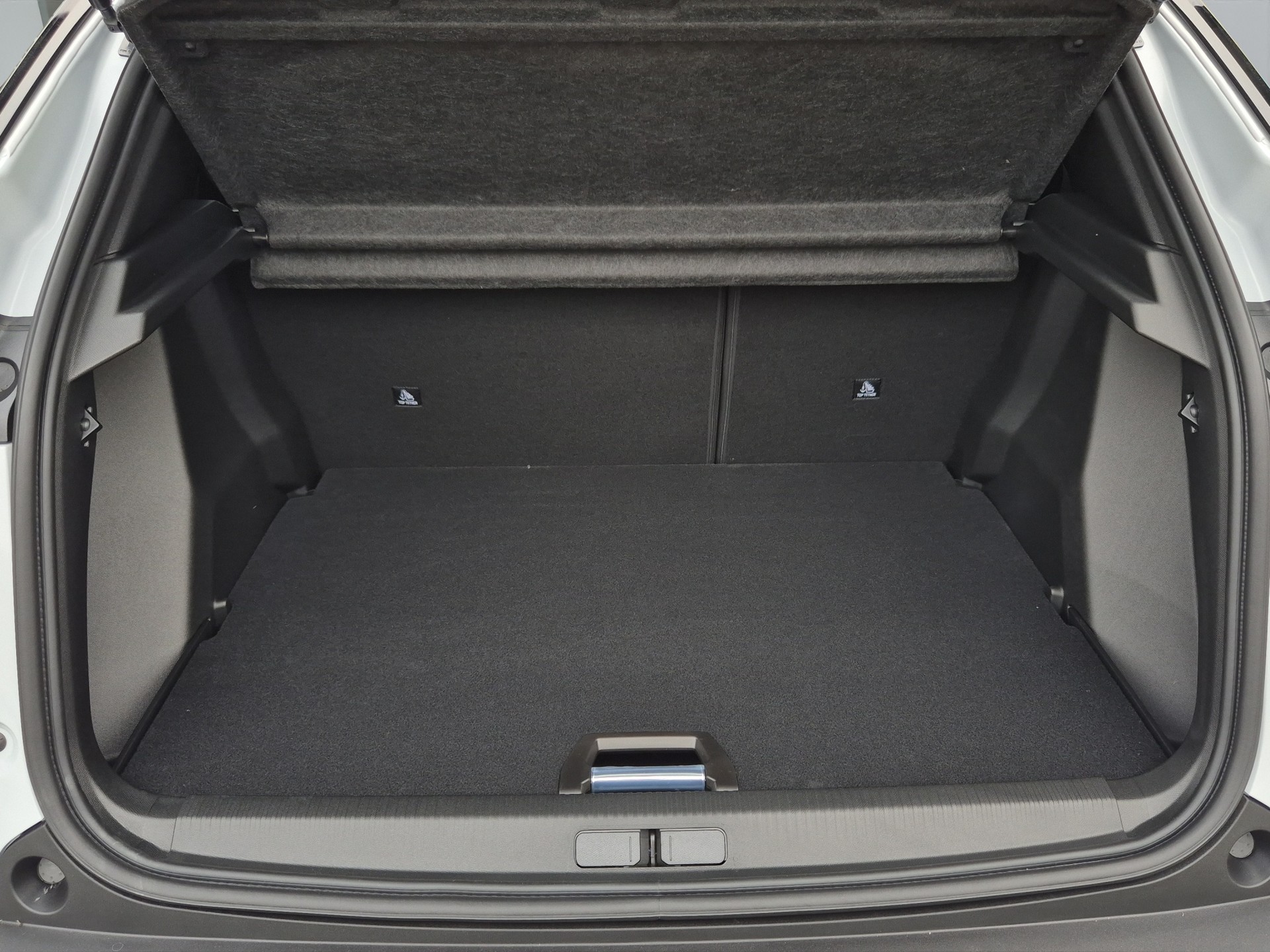 PEUGEOT 2008 1.2 Hybrid 145 GT Exclusive-image-16