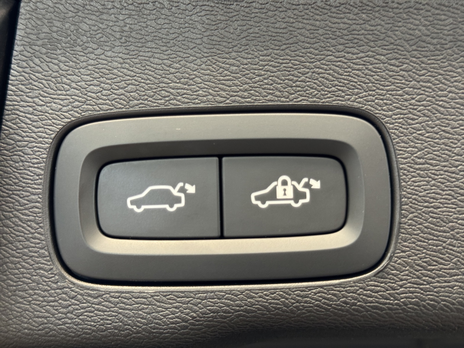 VOLVO XC60 2.0 B5 MH Plus Dark AWD-image-15
