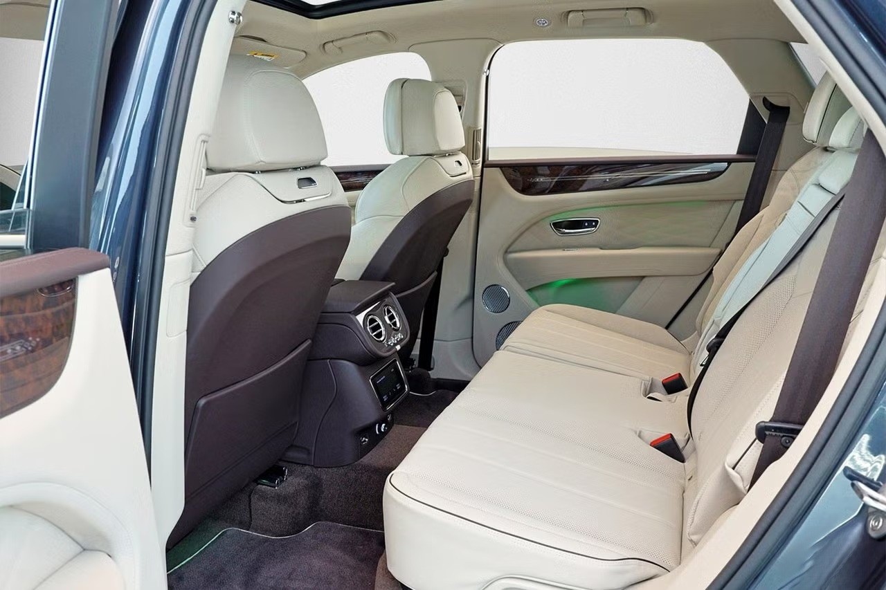 BENTLEY Bentayga Atelier V8-image-15