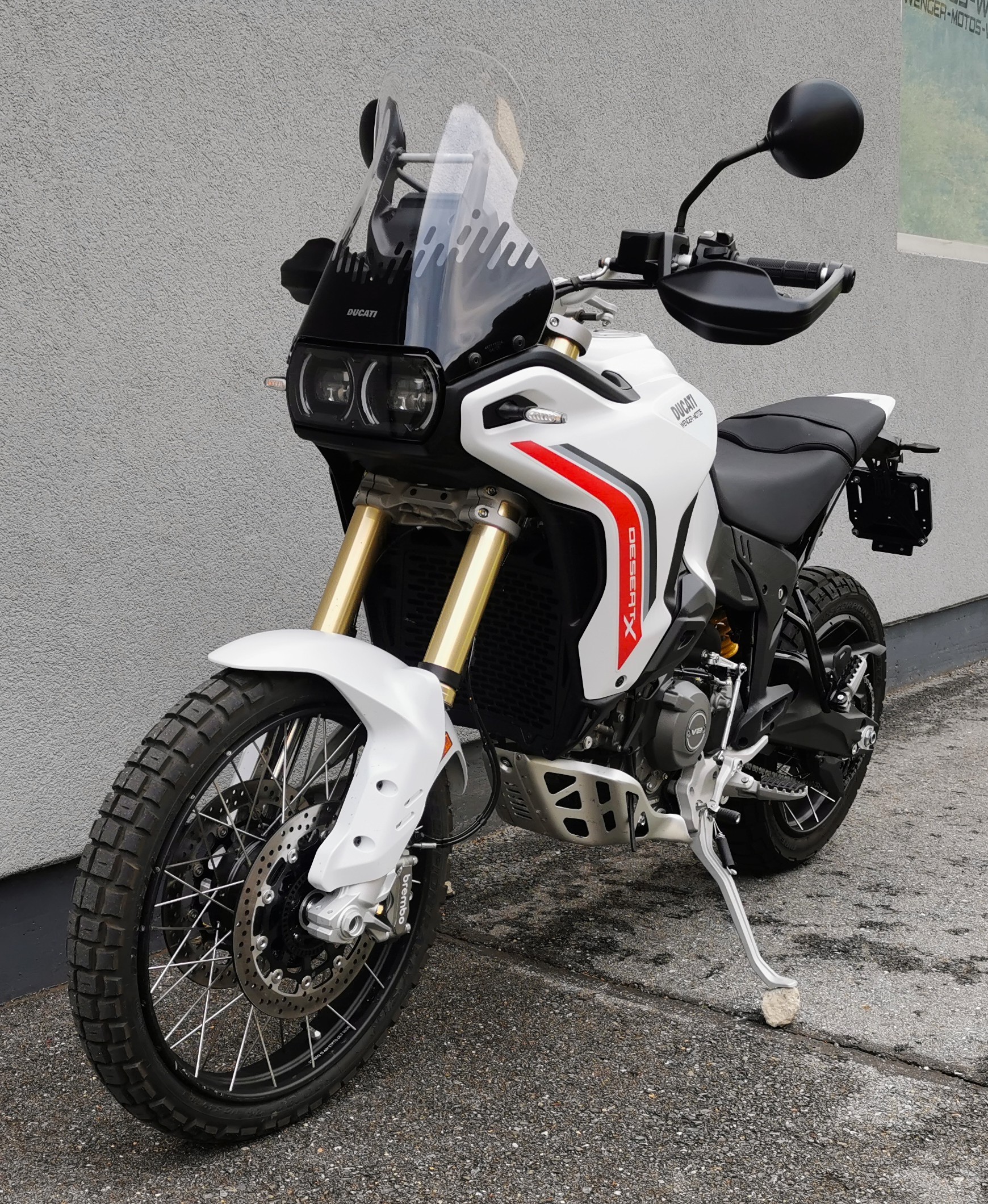 DUCATI DESERT X-showroom-element-2
