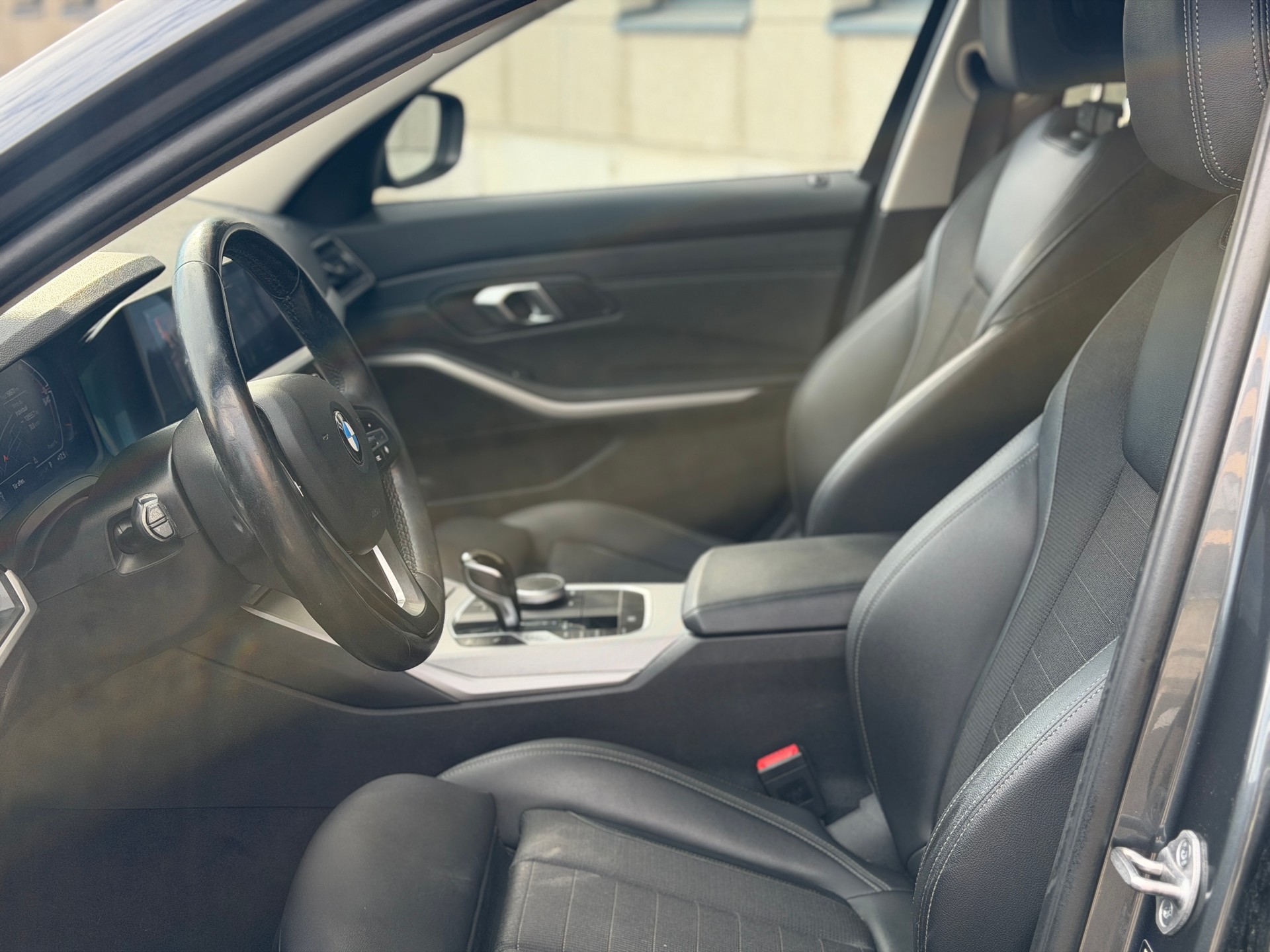 BMW 320d xDrive 48V Touring Steptronic-image-11