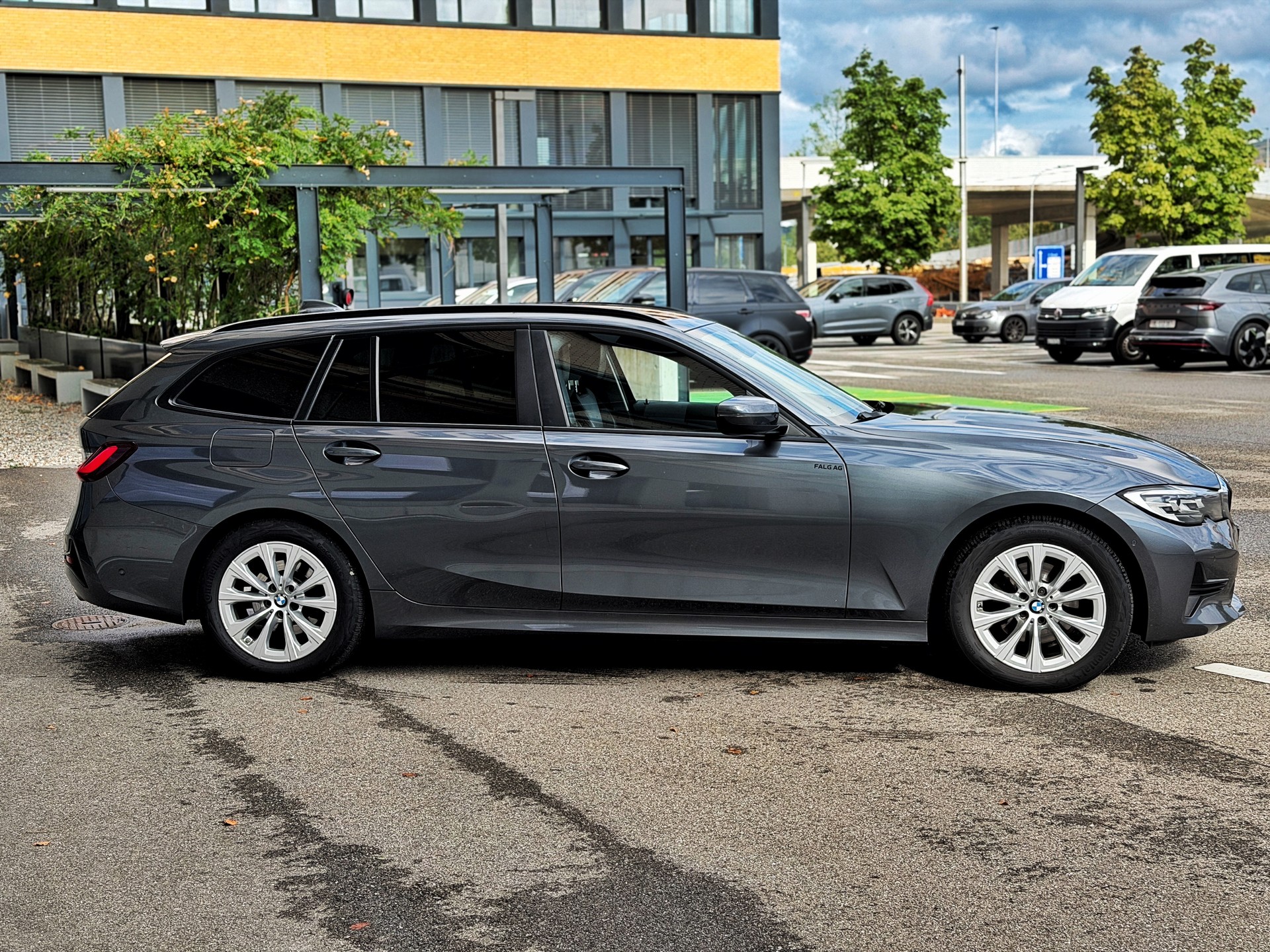 BMW 320d xDrive 48V Touring Steptronic-image-2