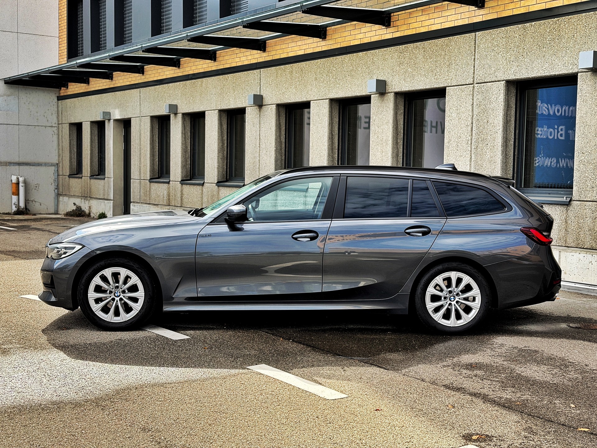 BMW 320d xDrive 48V Touring Steptronic-image-1