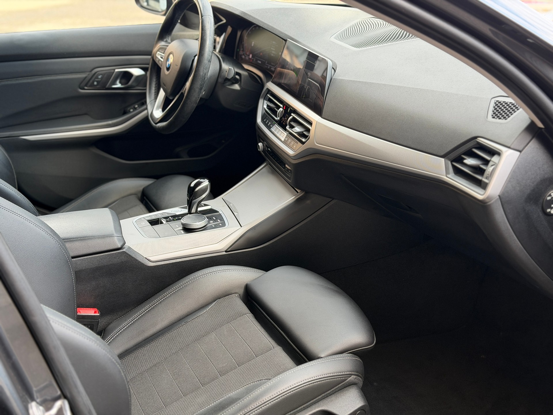 BMW 320d xDrive 48V Touring Steptronic-image-24