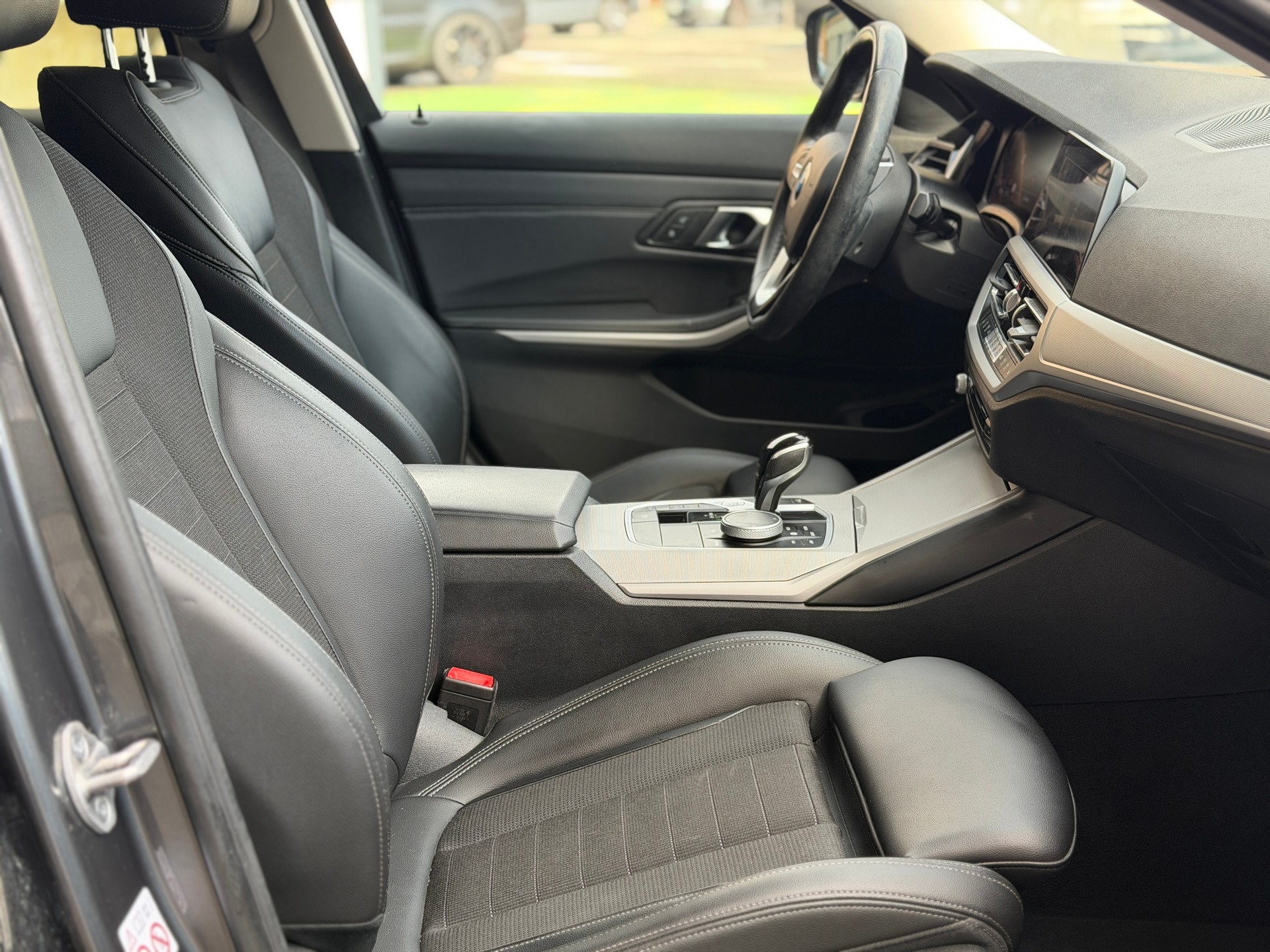BMW 320d xDrive 48V Touring Steptronic-image-23