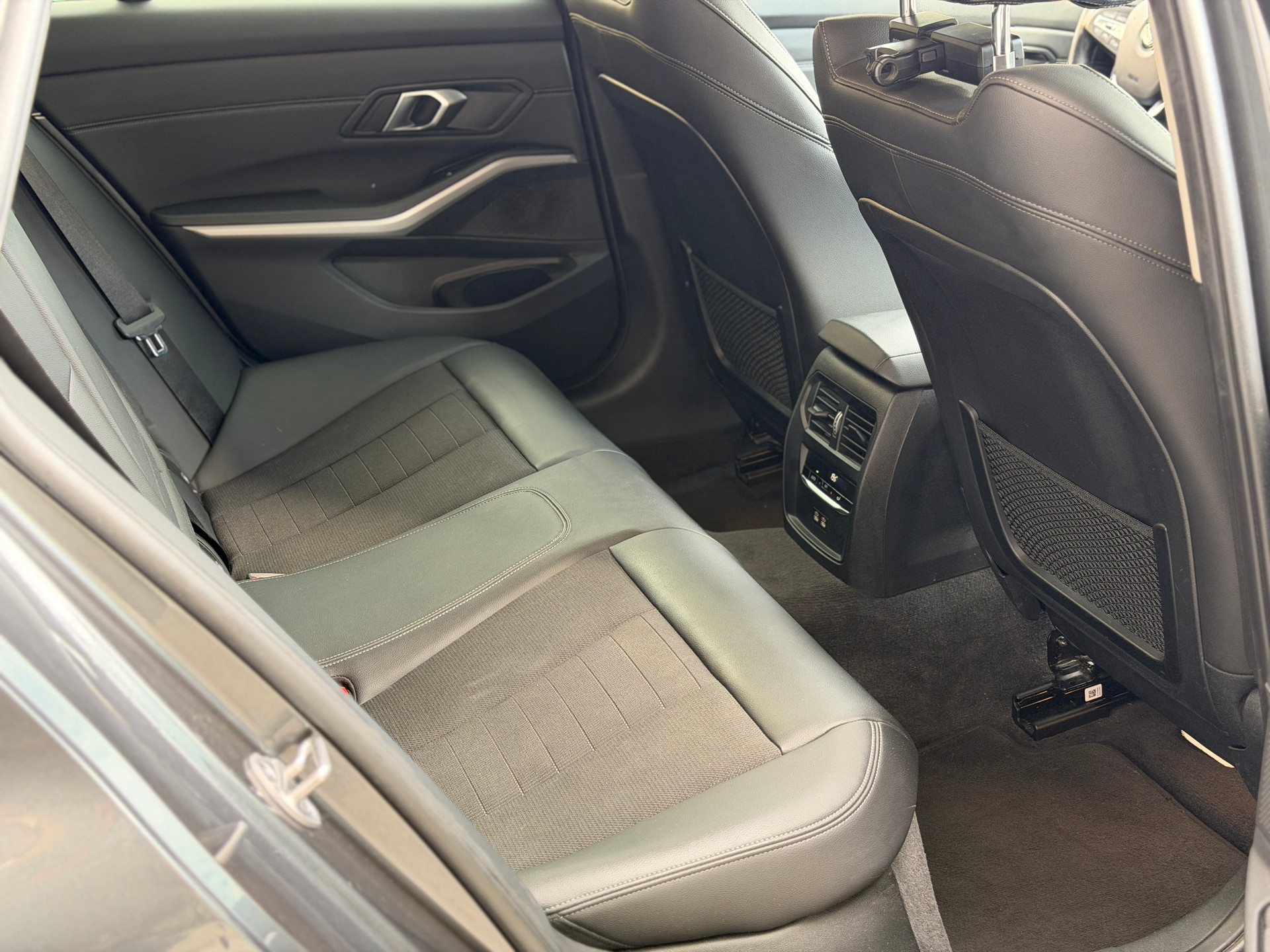 BMW 320d xDrive 48V Touring Steptronic-image-21