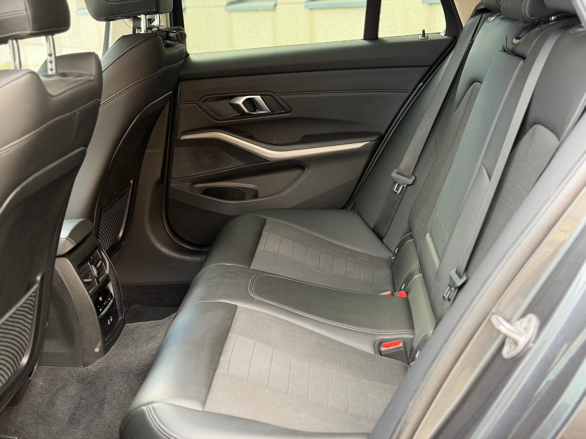 BMW 320d xDrive 48V Touring Steptronic-image-18
