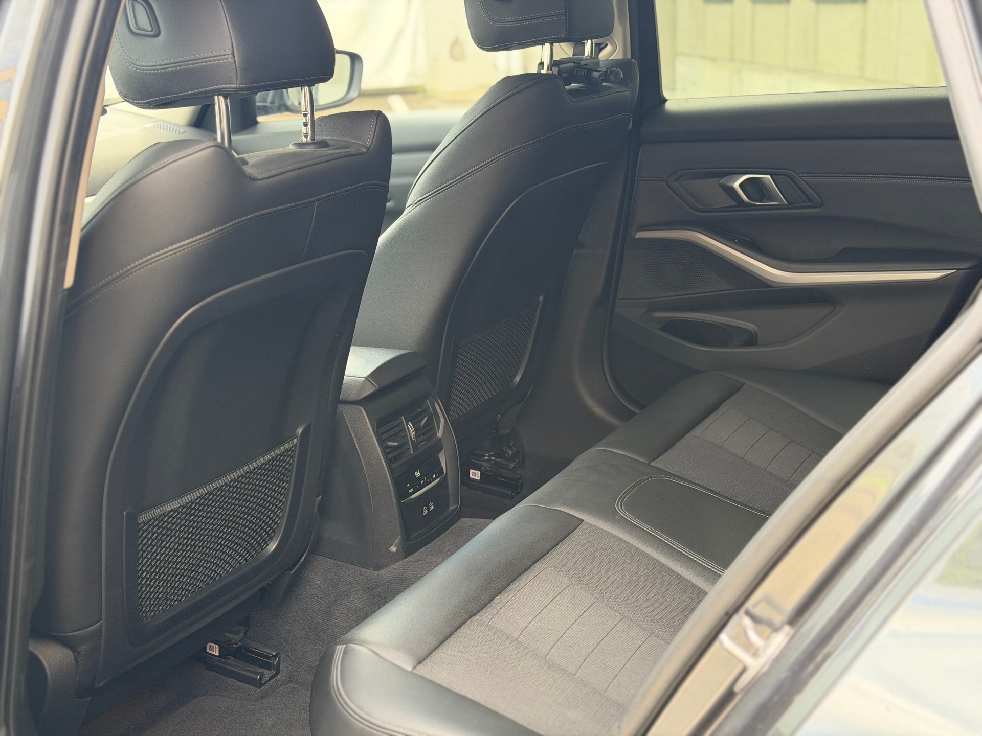BMW 320d xDrive 48V Touring Steptronic-image-19