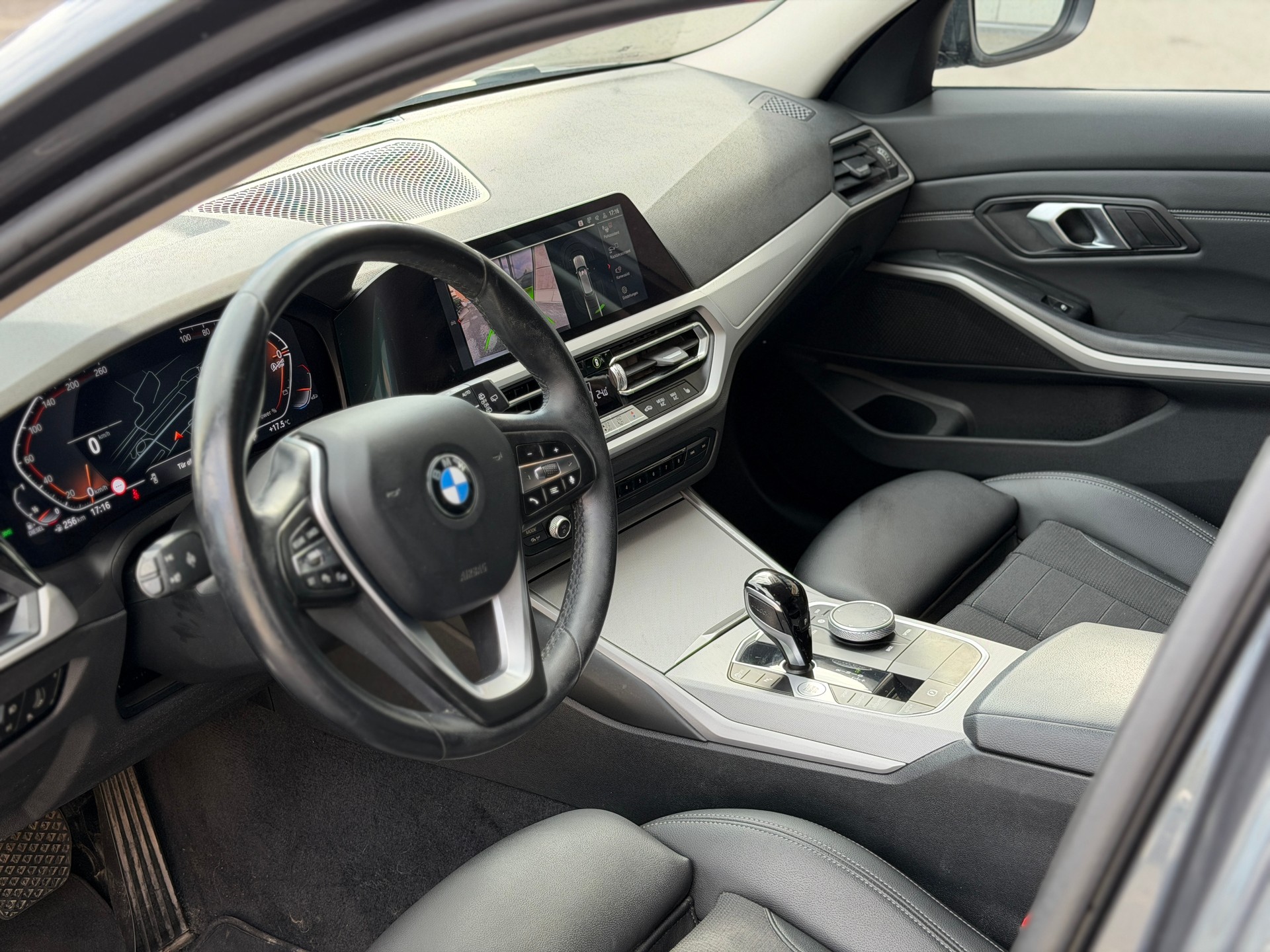 BMW 320d xDrive 48V Touring Steptronic-image-12