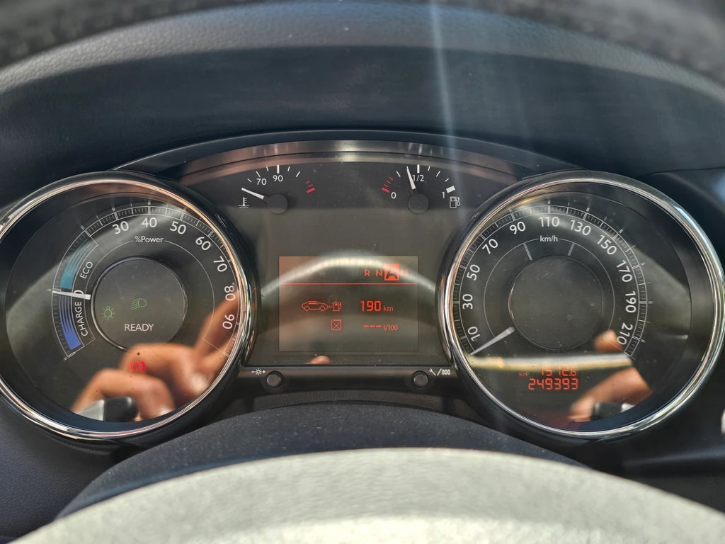 PEUGEOT 3008 HYbrid4 2.0 HDI EGS6-image-8
