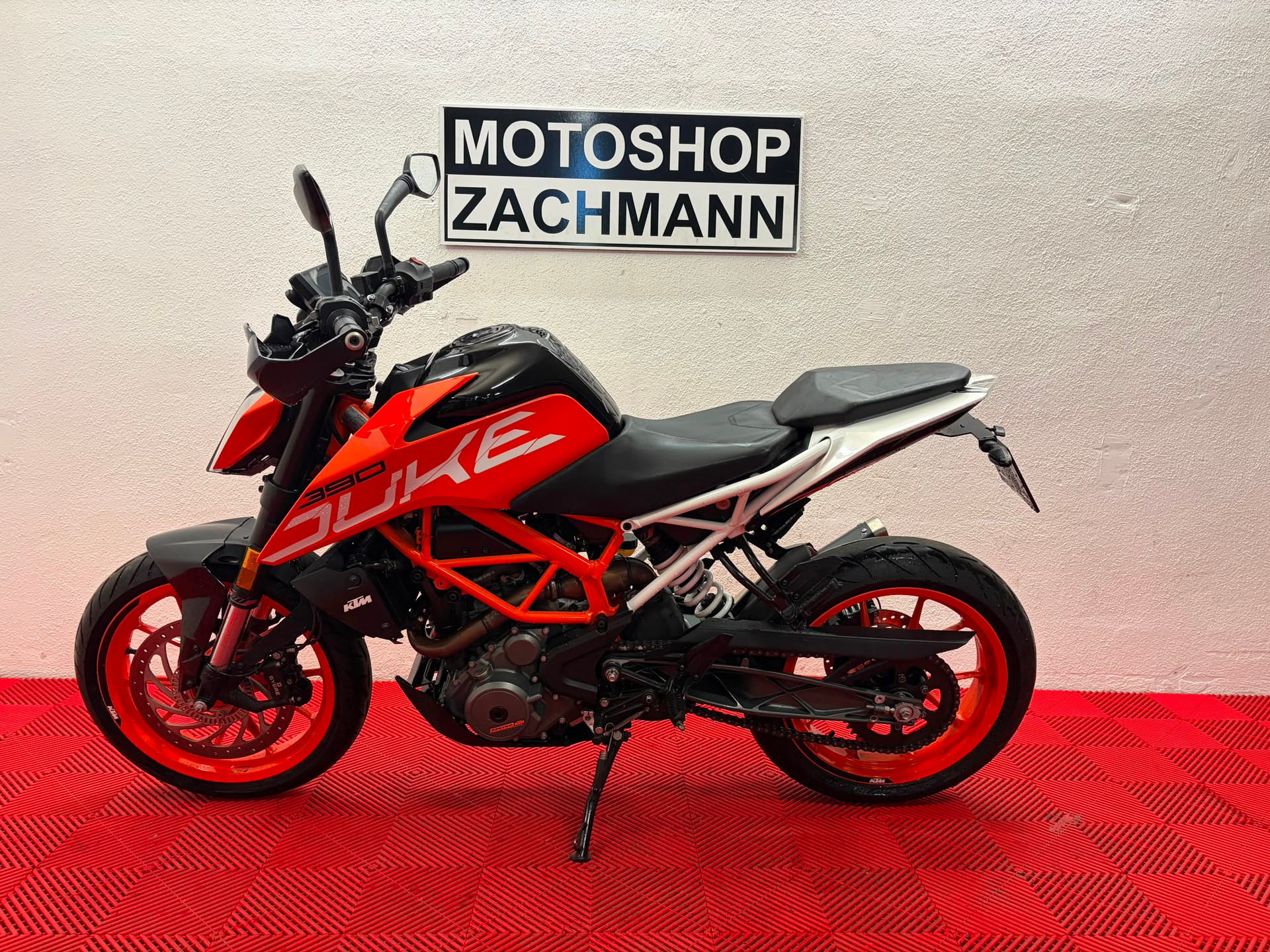 KTM 390 Duke-showroom-element-3