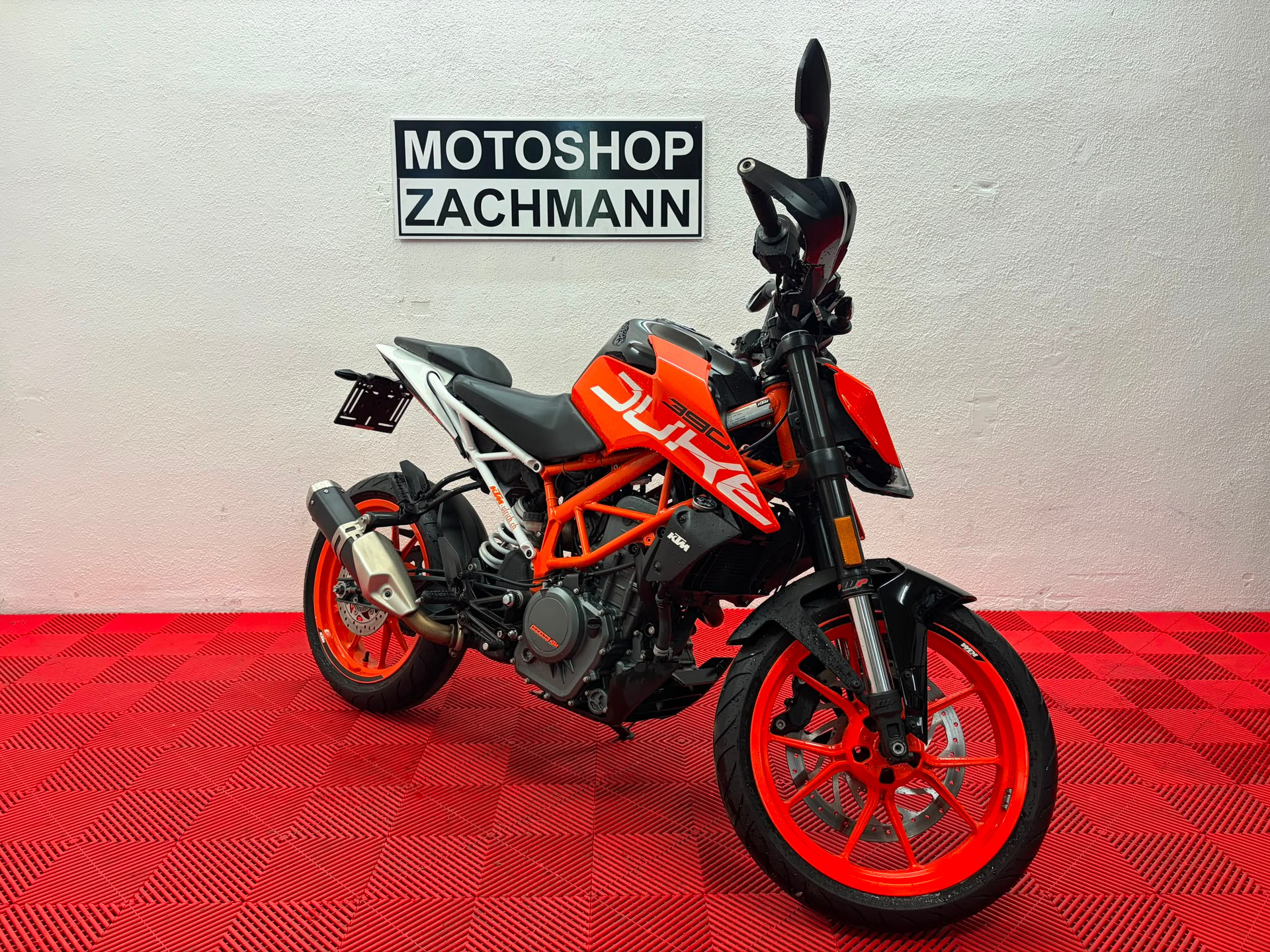 KTM 390 Duke-showroom-element-1